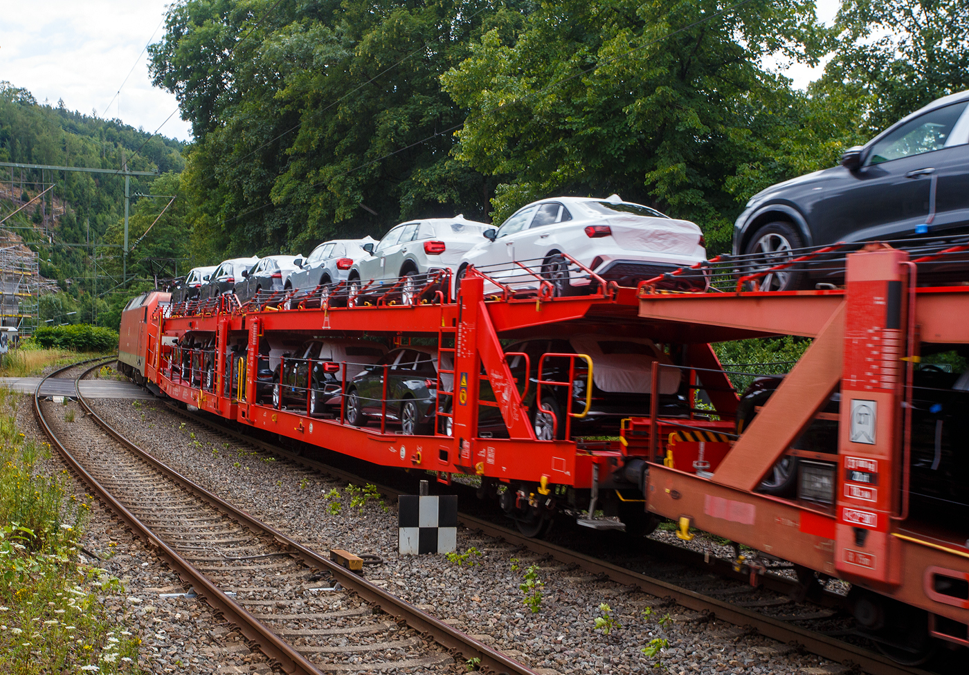 Vierachsiger (2 x zweiachsiger) Doppelstock-Autotransportwagen, 25 80 4363 100-5 D-ATG, der Gattung Laaers 560, der DB Cargo Logistics GmbH (ex DB Schenker ATG) am 16 Juli 2025 im Zugverband, hinter der DB 152 085-7, bei einer Zugdurchfahrt durch Kirchen (Sieg) in Richtung Köln.