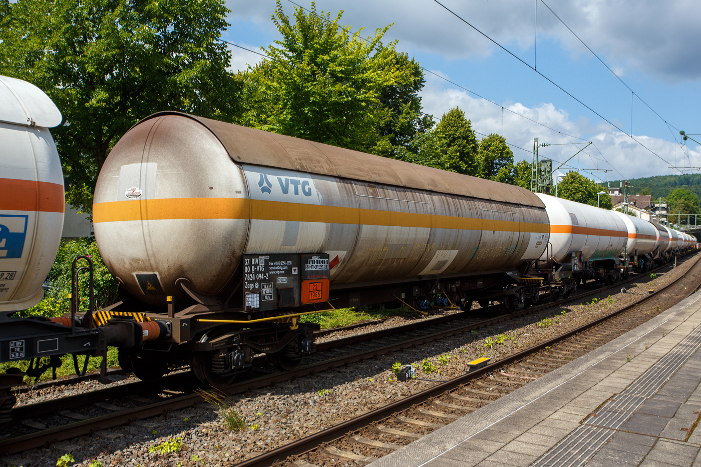 Vierachsiger Drehgestell 122 m³ Druckgaskesselwagen mit Sonnenschutzdach, 37 80 7824 094-2 D-VTG, der Gattung Zags (R), der VTG AG (Hamburg), laut Anschrift und Gefahrgut-Warntafel (23/1965) beladen mit Kohlenwasserstoffgas, Gemisch, verflüssigt, n.a.g. (Gemisch C) am 17 Juli 2025 im Zugverband bei einer Zugdurchfahrt in Kirchen (Sieg) in Richtung Köln.

TECHNISCHE DATEN (gem. Anschriften):
Spurweite: 1.435 mm (Normalspur)
Achsanzahl: 4 (in 2 Drehgestelle)
Länge über Puffer: 19.600 mm
Drehzapfenabstand: 14.000 mm
Achsabstand im Drehgestell: 1.800 mm
Laufraddurchmesser: 920 mm (neu)
Höchstgeschwindigkeit: 100 km/h (beladen) / 120 km/h (leer)
Eigengewicht: 37.500 kg
Nutzlast: 51,2 t (bei Streckenklasse D), je nach Ladegut andere Lastgrenze
Gesamtvolumen: 122.030 Liter (122,03 m³)
Tankwerkstoff: Normalstahl/Druckbehälterstahl (P460NL2 früher EStE 460)
Bauart der Bremse: Frein KE – GP (LL)
Bremssohle: L-Sohle
Handbremse: Auf Bremserbühne
Kleinster befahrbarer Gleisbogen: R 35 m
Intern. Verwendungsfähigkeit: RIV

Als Sicherheitseinrichtungen besitzen diese Wagen Crashpuffer.

Tankcode:  P26BH / Sondervorschrift TE 22 
P =Tank für verflüssigte oder unter Druck gelöste Gase
26 = Mindestberechnungsdruck 26 bar
B = Tank mit Bodenöffnungen mit 3 Verschlüssen für das Befüllen oder Entleeren 
H = luftdicht verschlossener Tank
