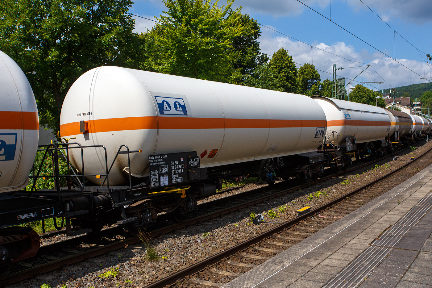 Vierachsiger Drehgestell 95 m³ Druckgas-Kesselwagen ohne Sonnenschutzdach, 33 80 7918 308-7 D-ARETZ, der Gattung Zagkks, der ARETZ GmbH & Co. Kesselwagen KG (Krefeld), laut Anschrift und Gefahrgut-Warntafel (23/1965) beladen mit Kohlenwasserstoffgas, Gemisch, verflüssigt, n.a.g. (Gemisch C) am 17 Juli 2025 im Zugverband bei einer Zugdurchfahrt in Kirchen (Sieg) in Richtung Köln. 

TECHNISCHE DATEN (gem. Anschriften):
Spurweite: 1.435 mm (Normalspur)
Achsanzahl: 4 (in 2 Drehgestelle)
Länge über Puffer: 16.100 mm
Drehzapfenabstand: 11.060 mm
Achsabstand im Drehgestell: 1.800 mm
Laufraddurchmesser: 920 mm (neu)
Höchstgeschwindigkeit: 100 km/h (beladen) / 120 km/h (leer)
Eigengewicht: 29.390 kg
Nutzlast: 39,9 t (bei Streckenklasse C), je nach Ladegut andere Lastgrenze
Gesamtvolumen: 95.220 Liter (95,22 m³)
Tankwerkstoff: Normalstahl/Druckbehälterstahl 
Bauart der Bremse: KE–GP (LL)
Bremssohle: IB 116
Handbremse: Auf Bremserbühne
Kleinster befahrbarer Gleisbogen: R 35 m
Intern. Verwendungsfähigkeit: RIV

Tankcode: P29BH 
P =Tank für verflüssigte oder unter Druck gelöste Gase
29 = Mindestberechnungsdruck 29 bar
B = Tank mit Bodenöffnungen mit 3 Verschlüssen für das Befüllen oder Entleeren 
H = luftdicht verschlossener Tank

