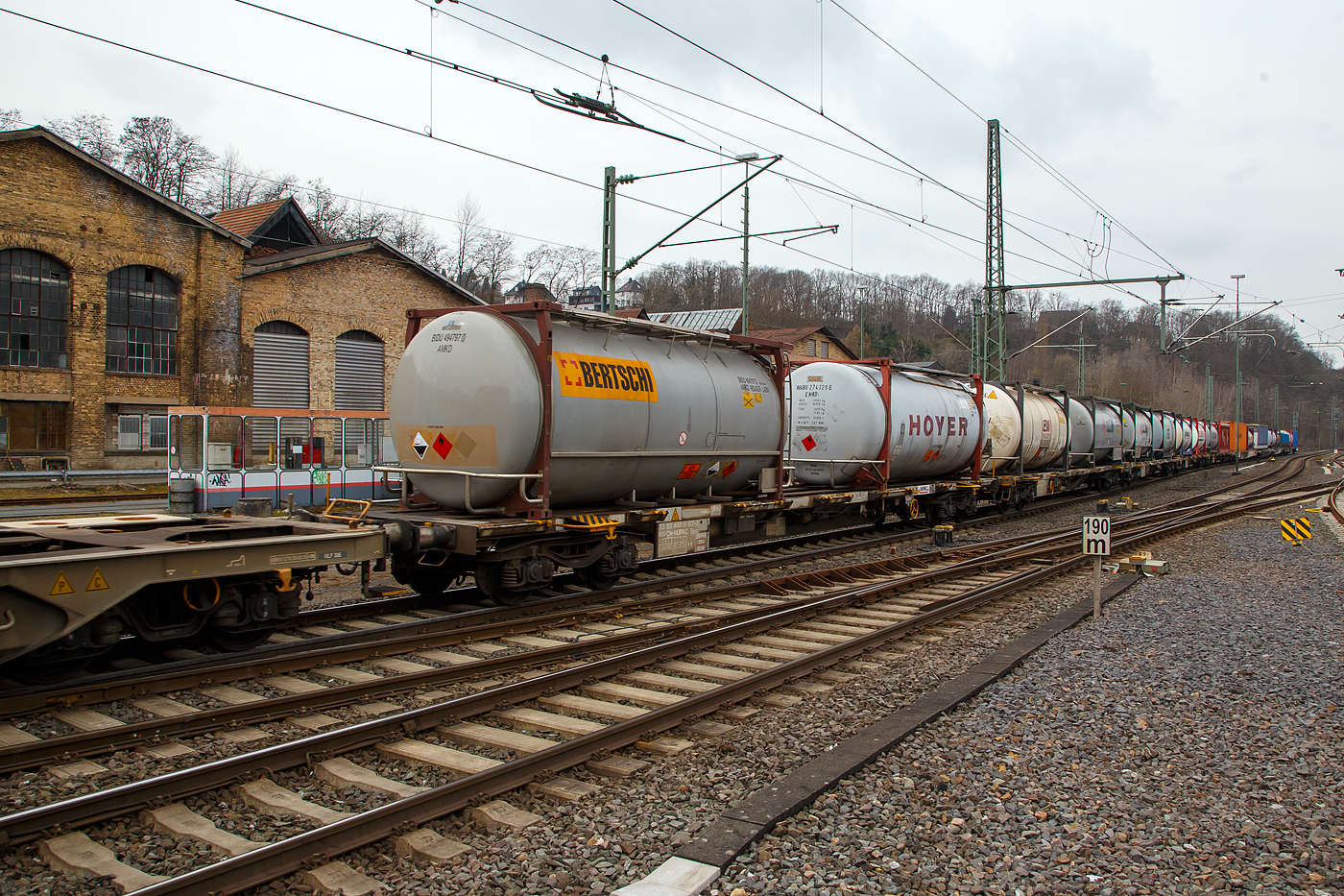 Vierachsiger Drehgestell-Containertragwagen, 33 85 4575 177-2 CH-HUPAC, der Gattung Sgnss, der HUPAC Intermodal SA am 22.03.2021 im Zugverband bei der Durchfahrt in Betzdorf (Sieg). 

Der Wagen wurde 2000 von Josef Meyer Rheinfelden (CH) gebaut.

TECHNISCHE DATEN:
Hersteller: Josef Meyer Rheinfelden
Spurweite: 1.435 mm
Länge über Puffer: 20.050 mm
Drehzapfenabstand: 14.420 mm
Achsabstand in den Drehgestellen: 1.800 mm
Laufraddurchmesser: 920 mm (neu)
Ladelänge: 18.760 mm
Höhe der Ladeebene über S.O.: 1.115 mm
Eigengewicht: 20.000 kg
Max. Zuladung bei Lastgrenze S: 70,0 t (ab Streckenklasse D)
Max. Zuladung bei Lastgrenze SS: 39,0 t (ab Streckenklasse A)
Max. Geschwindigkeit: 100 km/h (Lastgrenze SS oder leer 120 km/h)
Kleinster befahrbarer Gleisbogen: R 75 m
Bremse: Frein DK-GP-A
Bremssohle: Jurid 816M
Feststellbremse: Ja
Verwendungsfähigkeit: RIV 