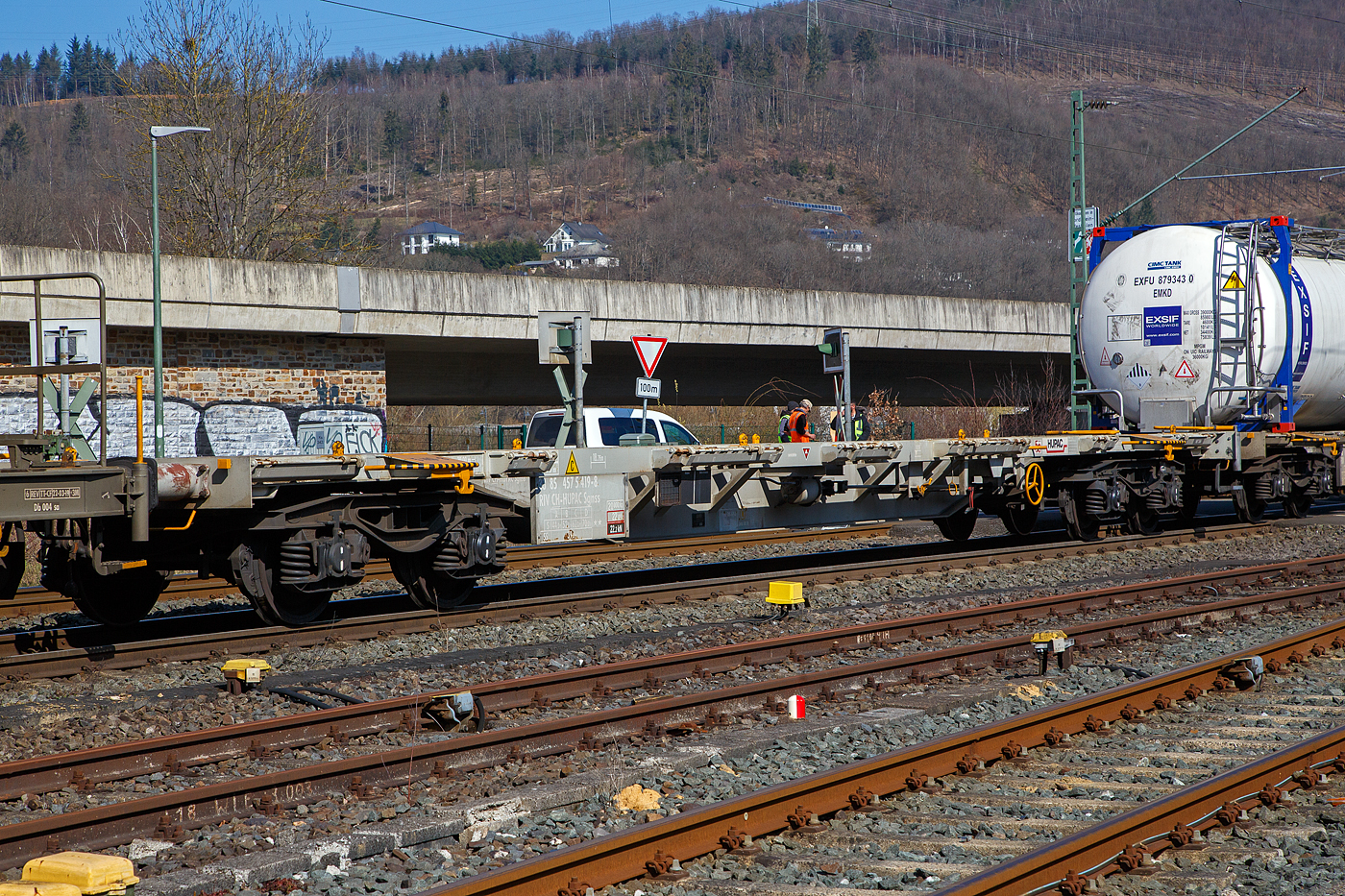 Vierachsiger Drehgestell-Containertragwagen der Gattung Sgnss, 33 85 4575 419-8 CH-HUPAC, der HUPAC Intermodal SA am 24.03.2021 leer im Zugverband bei der Durchfahrt in Niederschelden.

Der Wagen wurde 2002 von Josef Meyer Rheinfelden (CH) gebaut.

TECHNISCHE DATEN:
Hersteller: Josef Meyer Rheinfelden
Spurweite: 1.435 mm
Länge über Puffer: 20.050 mm
Drehzapfenabstand: 14.420 mm
Achsabstand in den Drehgestellen: 1.800 mm
Laufraddurchmesser: 920 mm (neu)
Ladelänge: 18.760 mm
Höhe der Ladeebene über S.O.: 1.115 mm
Eigengewicht: 20.000 kg
Max. Zuladung bei Lastgrenze S: 70,0 t (ab Streckenklasse D)
Max. Zuladung bei Lastgrenze SS: 39,0 t (ab Streckenklasse A)
Max. Geschwindigkeit: 100 km/h (Lastgrenze SS oder leer 120 km/h)
Kleinster befahrbarer Gleisbogen: R 75 m 
Bremse: Frein DK-GP-A 
Bremssohle: Jurid 816M
Feststellbremse: Ja
Verwendungsfähigkeit: RIV