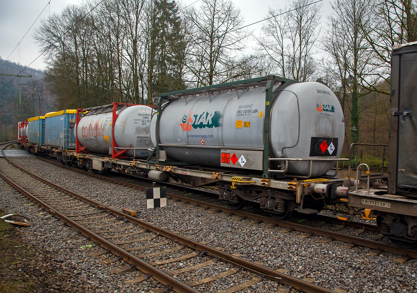 Vierachsiger Drehgestell-Containertragwagen der Gattung Sgnss, 33 85 4576 333-0 CH-HUPAC, der HUPAC Intermodal SA am 23.02.2023 im Zugverband bei der Durchfahrt in Kirchen (Sieg). Hier beladen mit zwei einen Tank-Containern.

Der Wagen wurde 2008 von Josef Meyer Rheinfelden (CH) gebaut.

TECHNISCHE DATEN:
Hersteller: Josef Meyer Rheinfelden
Spurweite: 1.435 mm
Länge über Puffer: 20.000 mm
Drehzapfenabstand: 14.460 mm
Achsabstand in den Drehgestellen: 1.800 mm
Laufraddurchmesser: 920 mm (neu)
Ladelänge: 18.720 mm
Eigengewicht: 17.400 kg
Max. Zuladung bei Lastgrenze S: 72,6 t (ab Streckenklasse D)
Max. Zuladung bei Lastgrenze SS: 62,6 t (ab Streckenklasse C)
Max. Geschwindigkeit: 100 km/h (Lastgrenze S) / 120 km/h (bei Lastgrenze SS oder leer)
Kleinster befahrbarer Gleisbogen: R 75 m 
Verwendungsfähigkeit: RIV
