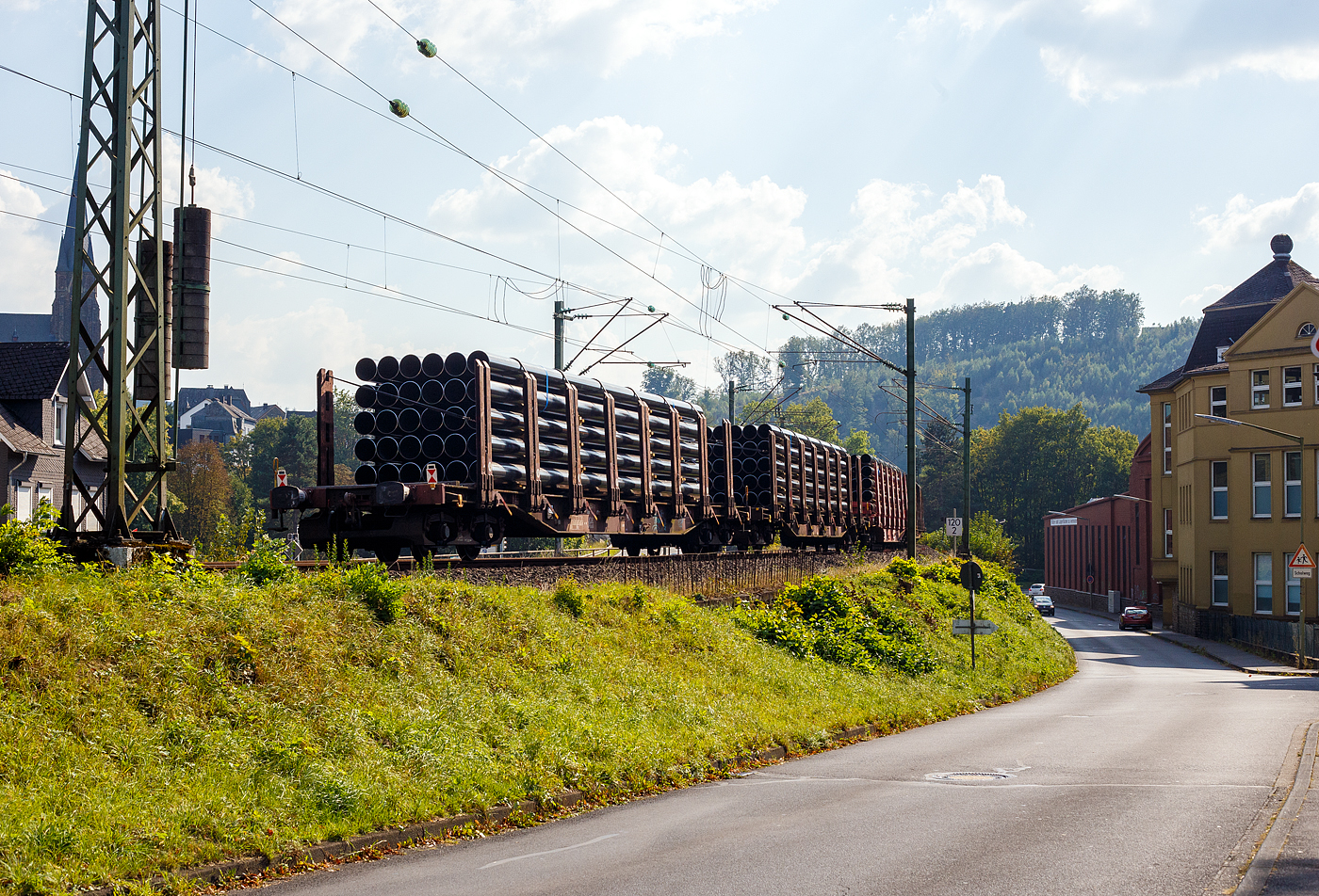 Vierachsiger Drehgestell-Flachwagen mit 8 Doppelrungenpaaren mit integrierter Niederbindeeinrichtung, 31 80 4723 857-7 D-DB, der Gattung Snps 719.1, der DB Cargo AG, am 19 September 2024 im Zugverband bei einer Zugdurchfahrt im Bahnhof Kirchen (Sieg). Hier beladen mit HFI-längsnahtgeschweißte Stahlrohre Ø 323.9 (DN/NW 300 mm bzw. 12 ¾ Inch) in Herstellungslänge vom 12 m. Der Hersteller der Stahlrohre ist die Salzgitter Mannesmann Line Pipe GmbH in Siegen (ex RW Fuchs).

Der Drehgestell-Flachwagen wurde speziell für den Transport von Rohren, Profilstahl, Flachstahlprodukten sowie Stamm- und Schnittholz entwickelt und zeichnet sich durch hohe Ladekapazität aus. Das Ladegut wird durch Rungen mit Schichtholzleisten und Kunststoffspitzen geschont (nur bei BA 719.1 Stahlhalbzeuge. Wird bei der BA 719.0 Timber (Holz) nicht benötigt und ist daher auch nicht montiert.). Die Längsseiten sind jeweils mit acht besonders breiten und belastbaren Rungen ausgerüstet, die mit dem Untergestell fest verbunden sind. Zur Verzurrung des Ladegutes ist jedes Rungenpaar mit einer Niederbindeeinrichtung versehen, die von einer Person bedient werden kann. Die Wagen wurden ab 1980 als Sps 719 beschafft und ab 1988 in Snps 719 umgezeichnet.

Zur Aufnahme und Abstützung der Ladung sind auf dem Wagenboden Ladeschwellen und an den Wagenlängsseiten Rungen angebracht. Zur Verzurrung der Ladung sind von Hand zu bedienende Niederbindeeinrichtungen vorhanden. Für die Auflage des Ladegutes sind hölzerne Ladeschwellen im Rungenbereich und im Abstand von 1 m von Wagenende vorhanden. Außerdem sind feste 5 mm niedrigere Hilfsladeschwellen zwischen den Rungen zur Unterstützung von leicht durchhängendem Ladegut (z. B. Schnittholz) angeordnet. Die Ladeschwellen sind genügend hoch, so dass die handelsüblichen Umschlagmittel verwendet werden können. Der Wagenboden ist mit einem begehbaren Loch- bzw. Riffelblech vollständig abgedeckt. Zur Aufnahme von Lasten oder zum Befahren mit Flurförderfahrzeugen sind die Abdeckungen nicht geeignet. Zur Sicherung der Ladung sind auf jeder Wagenlängsseite in gleichmäßigen Abständen 8 Rungen vorhanden. Die Rungen sind mit dem Untergestell-Außenlangträger fest verbunden und so ausgeführt, dass sie die durch die Ladung entstehenden Kräfte in Wagenlängs- und Wagenquerrichtung sicher aufnehmen können. Die Innenseiten der Rungen sind ausgekleidet.

Zur Verzurrung des Ladegutes ist jedes Rungenpaar mit einer Niederbindeeinrichtung ausgerüstet, die von einer Person bedient werden kann. Die Spanngurte sind zur Schonung des Ladegutes mit einem elastischen Werkstoff ummantelt. Die Länge des Gurtes und die Teilung der Raster sind so gewählt, dass auch Ladungen, die nur etwa die halbe Rungenhöhe einnehmen, verzurrt werden können.

TECHNISCHE DATEN:
Gattung: Snps 719.1
Spurweite: 1.435 mm (Normalspur)
Länge über Puffer: 20.840 mm
Drehzapfenabstand: 15.800 mm
Radsatzstand in den Drehgestellen: 1.800 mm
Ladelänge: 19.000 mm
Ladebreite: 2.723 mm (zwischen den Rungen)
Fußbodenhöhe über SO: 1.280 mm (OK Ladeschwelle)
Rungenhöhe: 2.000 mm
Eigengewicht: 24.400 kg
Zuladung bei Lastgrenze S: 63 t (ab Streckenklasse D)
Max. Geschwindigkeit: 100 km/h / 120 km/h (leer)
Kleinster Gleisbogenhalbmesser: 35 m
Bauart der Bremse: KE-GP (LL)
Bremssohle: IP 116
Handbremse: Ja
Verwendungsfähigkeit: RIV