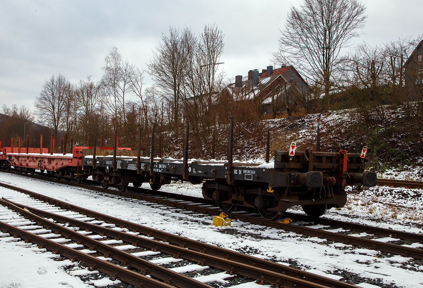 Vierachsiger Drehgestell-Flachwagen mit Drehrungen und Stirnwandklappen, 31 80 3961 739-0 D-DB, Gattung Rmms 664, der DB Cargo AG, am 23.01.2023 leer abgestellt auf dem KSW Rbf Herdorf (Betriebsstätte Freien Grunder Eisenbahn - NE 447).

Der Wagen wurde 1973 von der Waggon Union in Berlin gebaut.

Der Wagen ist für den Transport von Walzwerkerzeugnissen Straßenfahrzeugen einschl. Kettenfahrzeugen, Erzeugnissen der Bauindustrie, usw. geeignet. Die an den Stirnseiten angeordneten Überfahrklappen gestatten abgeklappt das Durchfahren von Gleisbögen mit mindestens 150 m Halbmesser. Die Überfahrklappen liegen im abgeklappten Zustand auf 4 Konsolen auf. In senkrechter Stellung werden sie durch je 2 am Kopfstück angeordneten Fallrungen gehalten. Je Wagenlängsseite sind 6 absenkbare Drehrungen vorhanden. Der Fußboden besteht aus Kiefernbohlen mit den Abmessungen 70 x 180 mm. Er kann eine Radlast von 5,0 t aufnehmen. Im Fußboden sind 6 geteilte, klappbare Ladeschwellen eingebaut. Die Wagen sind mit einer vom Boden aus bedienbaren Feststellbremse ausgerüstet. Die Wagen haben eine Klotzbremse mit stufenlos, selbsttätiger Lastabbremsung.

TECHNISCHE DATEN:
Spurweite: 1.435 mm (Normalspur)
Gattung/Bauart: Rmms 664
Erstes Baujahr: 1968
Anzahl der Achsen: 4 in 2 Drehgestellen
Länge über Puffer: 14.040 mm
Drehzapfenabstand: 9.000 mm
Achsabstand im Drehgestell: 1.800 mm
Ladelänge: 12.644 mm
Ladebreite: 2.904 mm
Ladefläche: 36,0 m²
Fußbodenhöhe über SO: 1.235 mm
Höchstgeschwindigkeit: 100 km/h (beladen) / 120 km/h (leer)
Eigengewicht: 21.200 kg
Maximale Ladegewicht: 58,5 t (ab Streckenklasse C)
Laufraddurchmesser (neu): 920 mm
Kleinster bef. Gleisbogenradius: 35 m
Bauart der Bremse: KE-GP-A max. 56 t (LL)
Bremssohle: IB 116 (C952-1)
Internationale Verwendungsfähigkeit: RIV