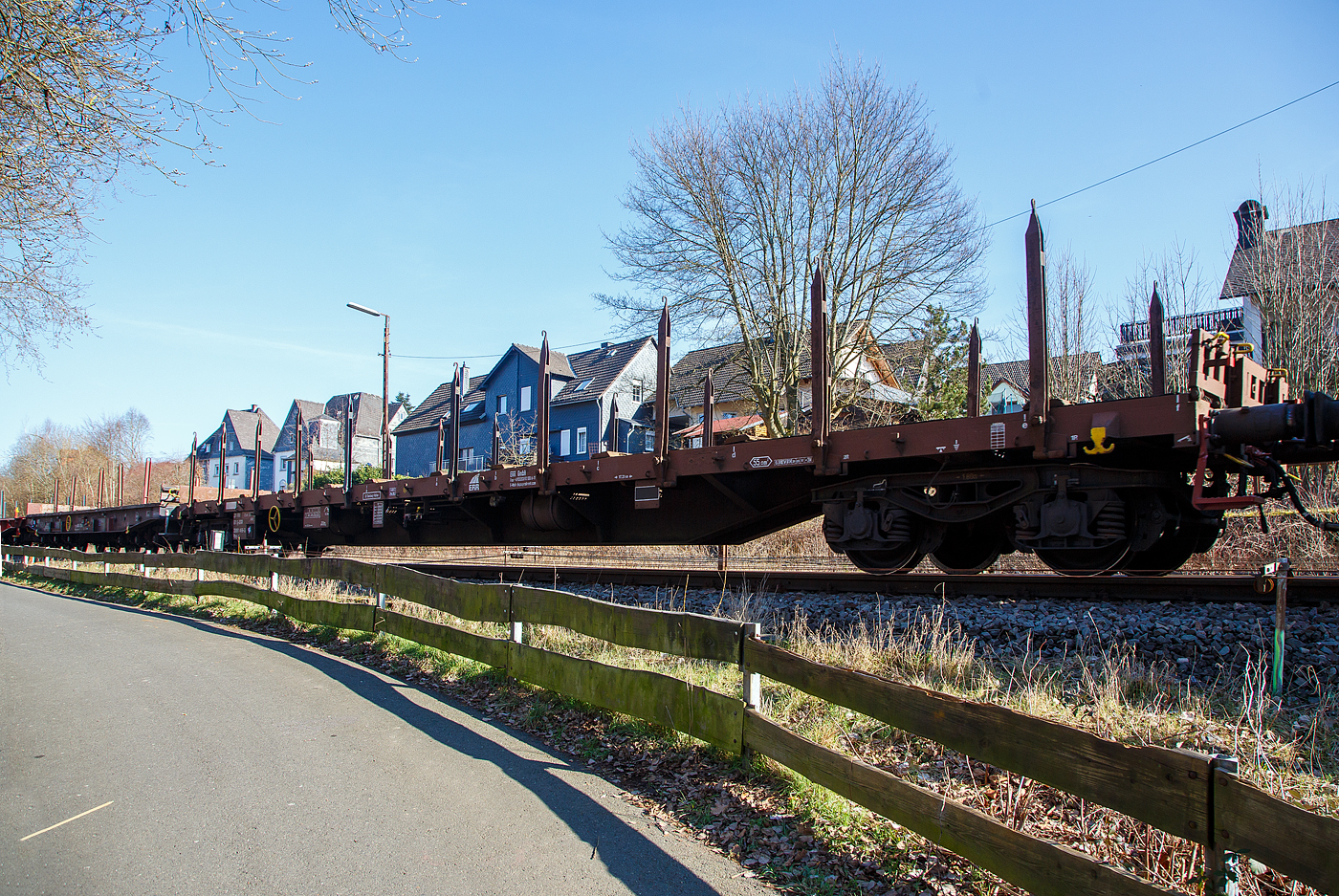 Vierachsiger Drehgestell-Flachwagen, mit Drehungen, klappbaren Ladeschwellen und Stirnwandklappen, jedoch ohne Seitenwandklappen, 31 81 3991 466-3 A-ERR der Gattung Rns-z¹, der ERR European Rail Rent GmbH vermietet an die Saar Rail GmbH (Eisenbahn der Saarstahl AG), am 03.03.2023im Zugverband bei einer Rangierfahrt in Herdorf.

Ausstattung des Wagens: 16 UIC-Drehrungen und 4 verkürzte UIC-Drehrungen, 2 klappbare Stirnborde, 10 klappbare Ladeschwellen, Fußboden aus 70 mm dicken Holzhohlen,15 Bindeösen außen je Langträger und  4 je Stirnbord außen.

TECHNISCHE DATEN:
Spurweite: 1.435 mm (Normalspur)
Anzahl der Achsen: 4 in 2 Drehgestellen
Länge über Puffer: 22.350 mm
Drehzapfenabstand: 17.310 mm
Achsabstand in den Drehgestellen: 1.800 mm
Laufraddurchmesser: 920 mm (neu)
Ladelänge: 21.000 mm
Ladebreite zw. Rungen: 2.640mm
Fußbodenhöhe: 1.260 mm
Ladefläche: 55,4 m²
Eigengewicht: 22.940 kg
Maximale Ladegewicht: 67,0  t (ab Streckenklasse D)
Höchstgeschwindigkeit: 100 km/h 
Kleinster befahrbarer Gleisbogenhalbmesser: R 35 m
Bremse: O-GP-A (LL)
Bremssohle: IB 116
Handbremse. Ja (100%, bodenbedienbar)
Intern. Verwendungsfähigkeit:  RIV / G1

Quelle: laut Anschriften und ERR Datenblatt
