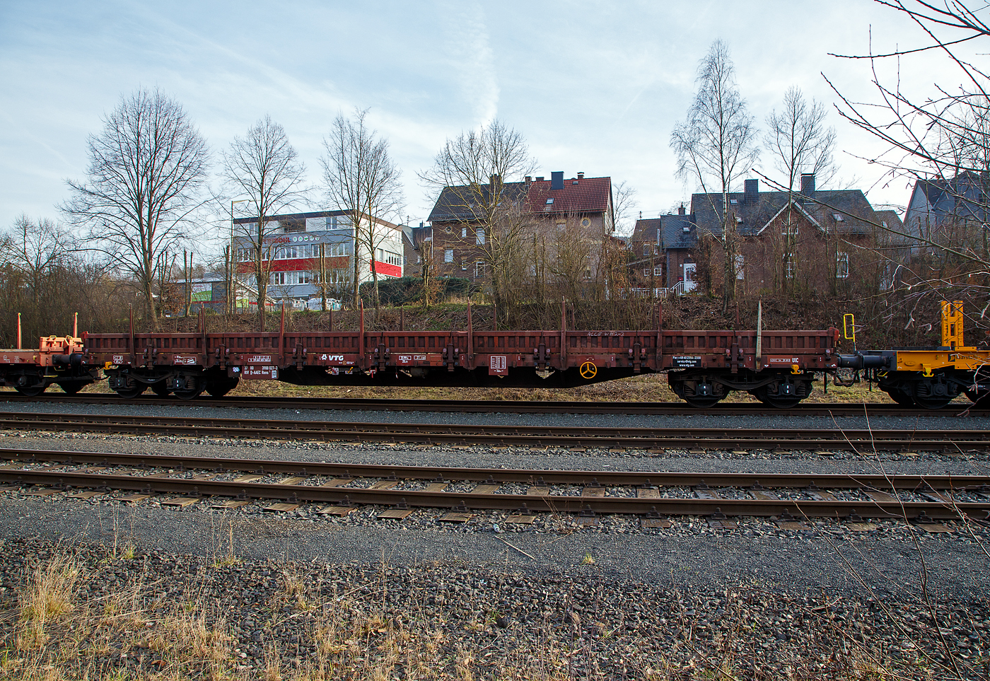 Vierachsiger Drehgestell-Flachwagen, mit Seiten- und Stirnwandklappen und mit Rungen, 37 80 3988 027-3 D-AAEC (ex AAE Cargo AG), der Gattung Rens 1 (VTG-Typ F41.185D), der VTG (Hamburg), abgestellt am 09.02.2023 in Herdorf, im Zugverband auf dem Rbf der KSW.

Der Wagen wurde 1991 von Tatra Vagonka Poprad (heute Tatravagónka a.s. in Poprad/Slowakei) gebaut. Die Wagen entsprechen in allen wesentlichen Merkmalen der UIC-Standardbauart eines Res, die Lastgrenze ist etwas höher, daher aus das zus. „n“.
 
TECHNISCHE DATEN:
Spurweite: 1.435 mm (Normalspur)
Anzahl der Achsen: 4 in 2 Drehgestellen
Länge über Puffer: 19.900 mm
Drehzapfenabstand:  14.860 mm
Achsabstand in den Drehgestellen: 1.800 mm
Eigengewicht: 25.000 kg
Ladelänge x -breite: 18.504 mm x 2.646 mm
Ladefläche: 49,0 m²
Höhe Fußboden: 1.247 mm
Fußbodentyp: Holzfußboden (Lärche, imprägniert), 45 mm 
Maximale Ladegewicht: 65,0 t (ab Streckenklasse D)
Höchstgeschwindigkeit: 100 km/h 
Kleinster befahrbarer Gleisbogenhalbmesser: R 35 m
Bremse: KE-GP (LL)
Bremssohle: IB 116
Feststellbremse: ja
Intern. Verwendungsfähigkeit:  RIV