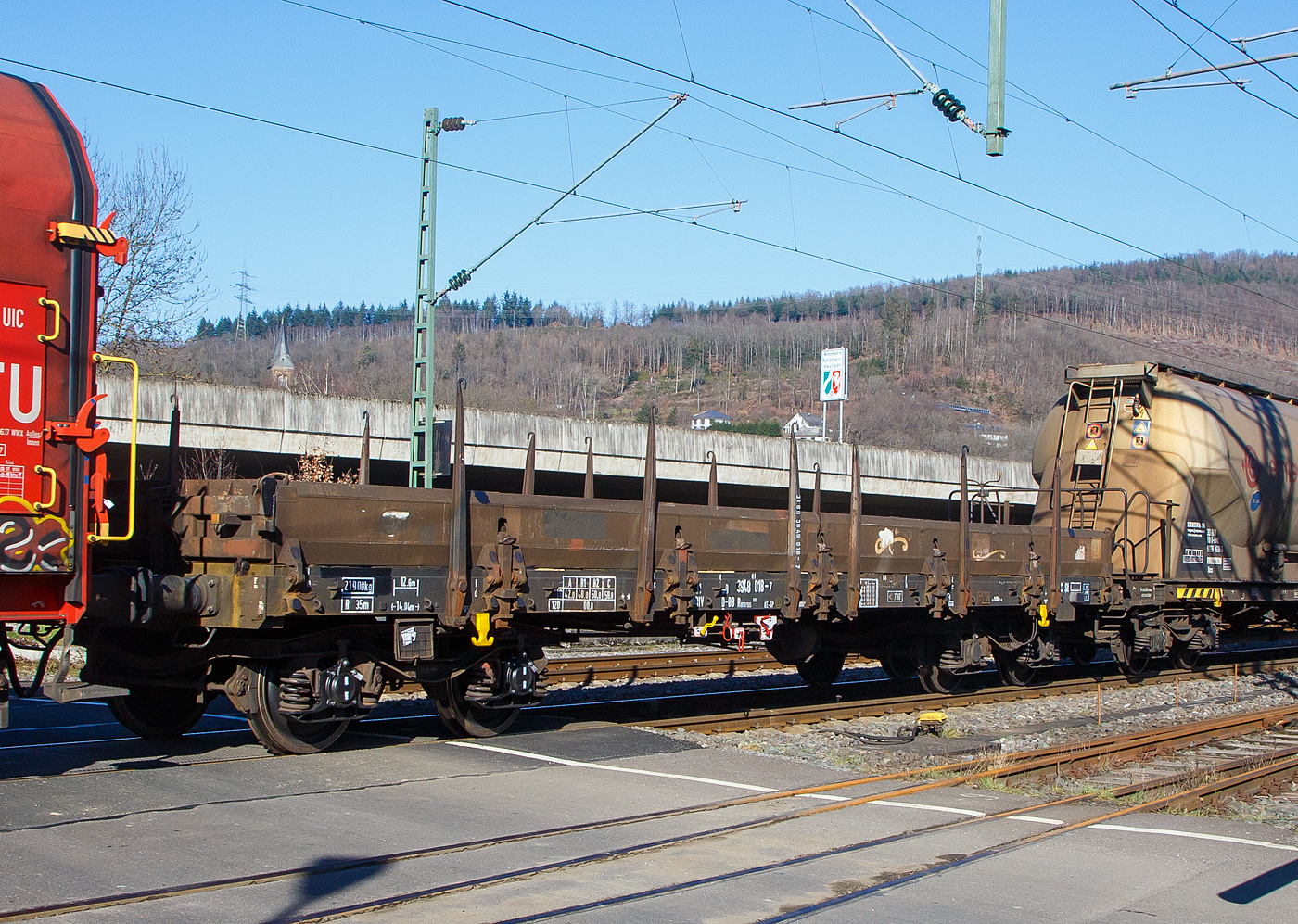 Vierachsiger Drehgestell-Flachwagen mit Seiten- und Stirnwandklappen, sowie mit Drehrungen 31 80 3948 018-7 D-DB der Gattung Remms 665, der DB Cargo AG, im Zugverband am 14.02.2023 bei der Zugdurchfahrt in Niederschelden (Sieg).

Die Wagen haben abklappbare Aluminium-Seitenborde, die durch 10 Fallrungen gesichert werden. Auf Feststellbremsen und die selbsttätige Lastabbremsung wurde bei den Remms 665 verzichtet.

Der Wagen dient mit aufgeklappten Ladeschwellen zur Beförderung von schweren Walzprofilen und anderen sperrigen und schweren Gütern.
Mit eingeklappten Ladeschwellen, also mit ebener Ladefläche, eignet er sich auch für die Beförderung von schweren Kettenfahrzeugen.

Vor den umklappbaren Stirnwandklappen sind je zwei absenkbare Rungen angeordnet. Der Wagen kann mit umgelegten Stirnwandklappen und abgesenkten Rungen gefahren werden. An jeder Längsseite des Wagens sind 6 Drehrungen und im Fußboden insgesamt 12 absenkbare Verzurreinrichtungen angeordnet. Mit heruntergeklappten Seitenwandklappen kann der Wagen nur mit Lademaßüberschreitung befördert werden. Der Fußboden besteht aus Kiefernbohlen mit den Abmessungen 70 x 180 mm. Er kann eine Radlast von 5,0 t aufnehmen. Im Fußboden sind 6 geteilte, klappbare Ladeschwellen eingebaut.

TECHNISCHE DATEN:
Spurweite: 1.435 mm (Normalspur)
Gattung/Bauart: Remms 665 
Erstes Baujahr:1976, dieser 1976 durch MAN Nürnberg
Anzahl der Achsen: 4 in 2 Drehgestellen
Länge über Puffer: 14.040 mm
Drehzapfenabstand: 9.000 mm
Achsabstand in den Drehgestellen: 1.800 mm
Eigengewicht: 21.900 kg
Ladelänge: 12.644 mm
Ladebreite: 2.780 mm
Ladefläche: 36,0 m²
Bordwandhöhe:  520 mm
Rungenhöhe: 1.275 mm
Maximale Ladegewicht: 58,0 t (ab Streckenklasse C)
Höchstgeschwindigkeit: 100 km/h (beladen) / 120 km/h (leer)
Kleinster befahrbarer Gleisbogenhalbmesser: 35 m
Bauart der Bremse: KE-GP (LL)
Bremssohle: IB 116
Art der Lastabbremsung: zweistufig, mechanisch, von Hand umzustellen
Intern. Verwendungsfähigkeit: RIV