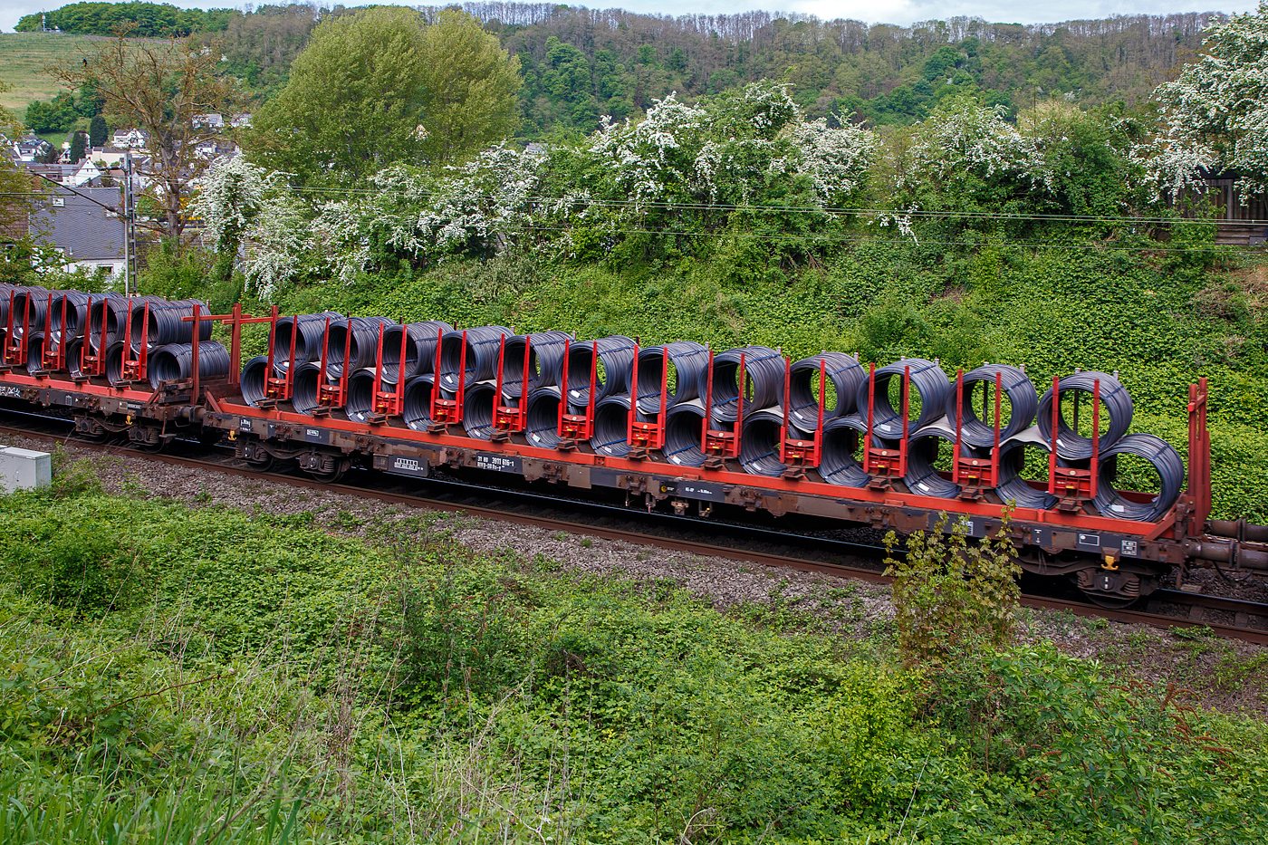 Vierachsiger Drehgestell-Flachwagen mit speziellem Ladegestell fr Drahtrollen, 31 80 3911 616-1 D-DB der Gattung Rs-y 667, der DB Cargo Deutschland AG, am 28.02.2018 im Zugverband bei einer Zugdurchfahrt durch Koblenz-Moselwei, hier beladen mit Stahldrahtrollen.

Die zur Aufarbeitung nach 25 Jahren Einsatzzeit anstehenden Res 687 standen auch fr den Umbau zu Rs-y 667 bereit. Die Wagen sind bereits seit Beginn ihres Einsatzes unter anderem fr den Transport von Drahtrollen im Einsatz. Einerseits um den Ladevorgang zu optimieren und andererseits die Ladungssicherung zu erhhen, sind mehrere Versuche mit Gestellen fr Stahldrahtrollen durchgefhrt worden. Zuerst wird im Jahre 2003 im DB Werk Paderborn ein Schiebeplanen-Wagen der Gattung Rilns 654 mit solchen Gestellen zu einem Ril(n)s-y 649 umgerstet, 2004 entsteht der Rs-y 667 durch Umbau aus Res 687, ebenfalls in Paderborn. Es ist eine Serie von 300 Wagen geplant. Die Bordwnde und Drehrungen werden entfernt, hohe Stirnrungen und ein Ladegestell mit 12 verschiebbaren Doppelrungenpaaren werden als ein festes Element auf dem Wagenboden verankert. Das zulssige Zuladungsgewicht vermindert sich dadurch um etwa 3 Tonnen.

Die Ladegestelle verfgen ber jeweils13 holzverkleidete Mulden, die die untere Lage der Drahtrollen aufnehmen. Weitere 12 Rollen knnen gesattelt auf der ersten Lage verladen werden. In Querrichtung wird die Ladung durch12 individuell von Hand verschiebbare Doppelrungenpaare gesichert. Die Drahtrollen knnen einen Auen-  bis zu 1,25 m und eine Breite bis zu 2,0 m  besitzen.

TECHNISCHE DATEN:
Spurweite: 1.435 mm (Normalspur)
Anzahl der Achsen: 4 in 2 Drehgestellen
Lnge ber Puffer: 19.900 mm
Drehzapfenabstand: 14.860 mm
Achsabstand in den Drehgestellen: 1.800 mm
Eigengewicht: 26.820 kg
Hhe Fuboden: 1.238mm
Maximale Ladegewicht: 53 t (ab Streckenklasse C)
Hchstgeschwindigkeit: 100 km/h 
Kleinster befahrbarer Gleisbogenhalbmesser: R 35 m
Bremse: KE-GP (LL)
Bremssohle: IB 116
Intern. Verwendungsfhigkeit:  RIV
