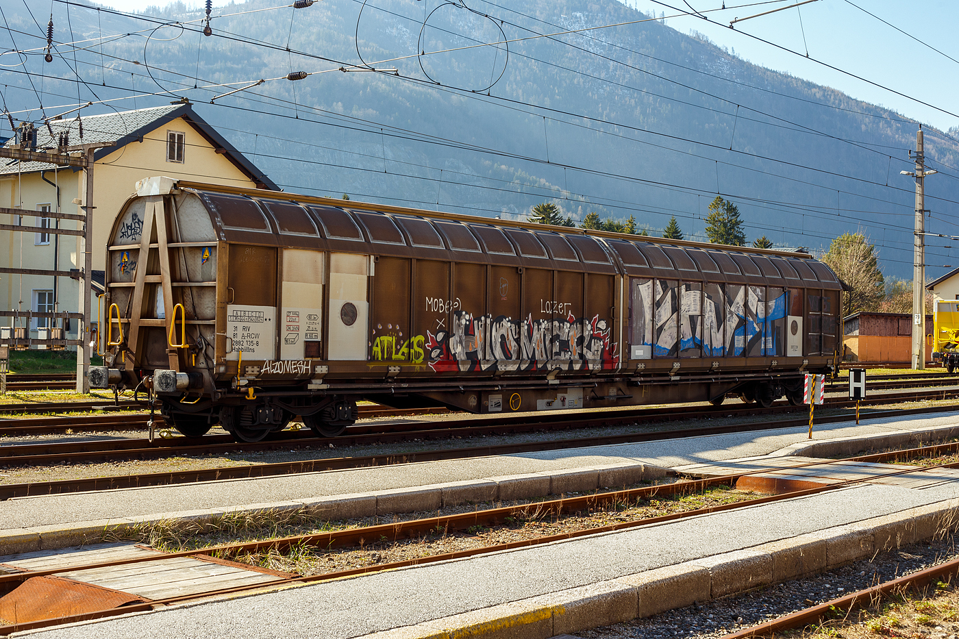 Vierachsiger Drehgestell-Großraum-Schiebewandwagen 31 81 2882 135-8 A-RCW, der Gattung Habbiillns, der Rail Cargo Austria (zur ÖBB), abgestellt am 03 April 2025 im Bahnhof Ebensee am Traunsee an der Salzkammergutbahn, leider beschmiert.

Diese Wagen sind speziell geeignet für den Transport von empfindlichen Gütern auf Paletten bzw. Papierrollen. Schützt vor Nässe und Transporteinwirkungen. Die Schiebewände können von einer Person bewegt werden. Bindemöglichkeiten für Ladungen sind 2 x 16 im Wagenboden und 2 x 4 an den Ecksäulen vorhanden.

TECHNISCHE DATEN:
Spurweite: 1.435 mm (Normalspur)
Anzahl der Achsen: 4 (in zwei Drehgestellen)
Länge über Puffer: 23.270 mm
Drehzapfenabstand: 17.700 mm
Achsabstand im Drehgestell: 1.800 mm
Ladefläche: 60,3 m²
Ladevolumen: 161,6 m³
Ladeflächenlänge: 21.500 mm, mit 5 verriegelbaren Trennwänden
Ladeflächenbreite: 2.840 m
Höhe der Ladefläche über S.O.: 1.200 mm 
Eigengewicht: 27.500 kg
Max. Zuladung: 62,5 t ab Streckenklasse D
Höchstgeschwindigkeit: 100 km/h (beladen) / 120 km/h (leer)
Bremse: KE-GP-A (LL)
Kleinster befahrbarer Kurvenradius: 60 m
Intern. Verwendungsfähigkeit:  RIV

Die Bedeutung der Gattungs- und Kennbuchstaben (hier Habbiillns):
H = Gedeckter Wagen in Sonderbauart
bb = bei Wagen mit zwei Radsätzen, Ladelänge 14 m und mehr
ii = öffnungsfähige Schiebewände (verstärkte Ausführung)
ll = verriegelbare/bewegliche Trennwände
n = Lastgrenze > 60 t
s = Höchstgeschwindigkeit 100 km/h (beladen)