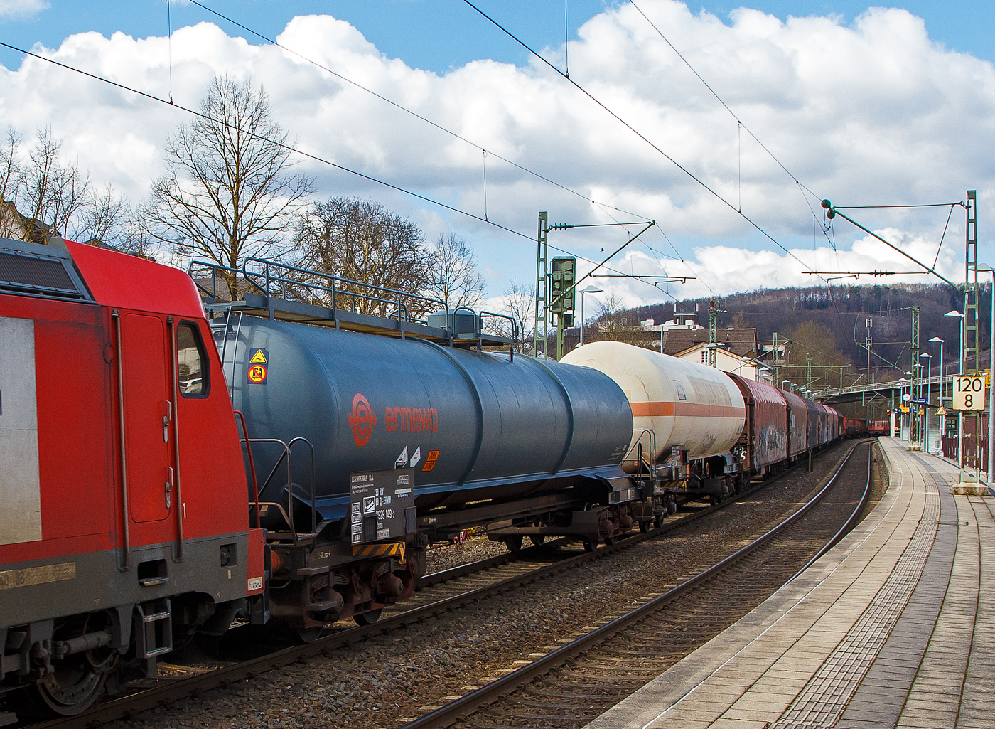 Vierachsiger Drehgestell-Kesselwagen 33 80 7929 149-2 D-ERMW, der Gattung Zacns mit dem Tankcode L21DH(+), der französischen Vermietungsfirma ERMEWA S.A. im Zugverband am 19.03.2021 bei der Zugdurchfahrt in Kirchen (Sieg). Interessant ist der große Dom am Kessel. 

Die Gefahrgutkennzeichnung 886/1052 zeigt an es handelt sich um Fluorwasserstoff. Bei Zimmertemperatur liegt er als farbloses, stechend riechendes, sehr giftiges Gas vor, das eine geringere Dichte als Luft hat. Die wässrige Lösung ist als Fluorwasserstoffsäure oder Flusssäure bekannt.
