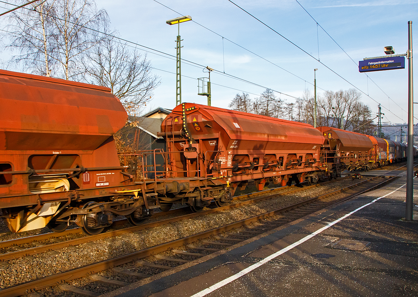 Vierachsiger gedeckter Drehgestell-Schüttgutwagen mit dosierbarer Schwerkraftentladung, 31 80 0835 022-1 D-DB, der Gattung Tads 961, der DB Cargo AG am 18.01.2023 im Zugverband bei einer Zugdurchfahrt in Scheuerfeld (Sieg).

Die Wagen sind geeignet für den Transport von witterungsempfindlichen Schüttgütern. Die Ladegüter sind z.B. Quarzsand, Dolomit, Anthrazit, Gipsstein, Kalk, Holzpellets, Petrolkoks, Kaolin und Paraffine. Die Beladung erfolgt über ein einteiliges Schwenkdach. Sie besitzen eine gleisseitige dosierbare Entladeeinrichtung. Die Wagen sind für den Transport von Quarzsand mit speziellen Dichtungen an den Auslaufrutschen ausgestattet.

Die Wagen der Bauart Tads 961 sind durch Umzeichnung aus der Bauart Tads 958 hervorgegangen. Der Wagen dient wegen seiner besonderen Schieberabdichtung dem Transport von feinkörnigen, nässeempfindlichen Schüttgütern, besonders für Quarzsand. Der Transport grobkörniger oder kantiger, schwerer Güter (z. B. Kies, Schlacke, Schotter) ist wegen einer möglichen Beschädigung der Innenbeschichtung nicht zulässig.

Das Untergestell ist eine Schweißkonstruktion aus Walzprofilen und Blechen und ist mit dem Wagenkasten verschweißt. Der trichterförmige Wagenkasten besteht aus vier Trichtern und ist als Schweißkonstruktion ausgeführt. Die Trichter sind durch Querwände getrennt und weisen eine Neigung von 48° auf. Innen ist der Wagenkasten mit einer Epoxidharzbeschichtung versehen. Die Entleerung des Wagens erfolgt über acht einzeln bedienbare Wölbschieber. Die Wölbschieber können in Abständen von 25 mm arretiert werden. Unter jedem Wölbschieber befinden sich eine feste und eine klappbare Auslaufrutsche. Die Beladung ist nur über das öffnungsfähige Dach aus Hochbunkern oder mit Förderbändern zugelassen. 

Der Wagen ist mit einem einschaligen Hubschwenkdach ausgerüstet. Im geschlossenen Zustand ist das Dach gegen unbeabsichtigtes Verschwenken gesichert. Ein Verschieben des Wagens mit geöffnetem Dach ist nicht zulässig. Das Entfernen von Ladegutresten in der Be- oder Entladestraße ist nur durch leichte Gummihammerschläge auf die äußeren Behälterwandungen gestattet oder durch den Einsatz von Pressluftlanzen im Laderaum.

TECHNISCHE DATEN:
Hersteller: Arbel Douai, Frankreich, heute AFR Titagarh
Baujahr: 1976 (Umzeichnung 2003 – 2007)
Spurweite: 1.435 mm
Länge über Puffer : 19.040 mm
Drehzapfenabstand: 14.000 mm
Achsabstand im Drehgestell: 1.800 mm
Laufraddurchmesser: 920 mm (neu)
Beladeöffnung: 14.614 x 1.200 mm
Eigengewicht: 26.150 kg
Höchstgeschwindigkeit:  100  km/h (beladen) / 120 km/h (leer)
Maximales Ladegewicht: 53,5 t (Streckenklasse C oder höher)
Kleinster bef. Gleisbogenradius: 75 m
Rauminhalt: 66,5 m³
Bremse: KE-GP-A 
Intern. Verwendungsfähigkeit: RIV

Die Bedeutung der Gattungs- und Kennbuchstaben (hier Tads):
T - Wagen mit öffnungsfähigem Dach 
a - mit vier Radsätzen
d - mit Schwerkraftentladung, dosierbar, wahlweise zweiseitig, hochliegend
s - Höchstgeschwindigkeit 100 km/h (beladen)