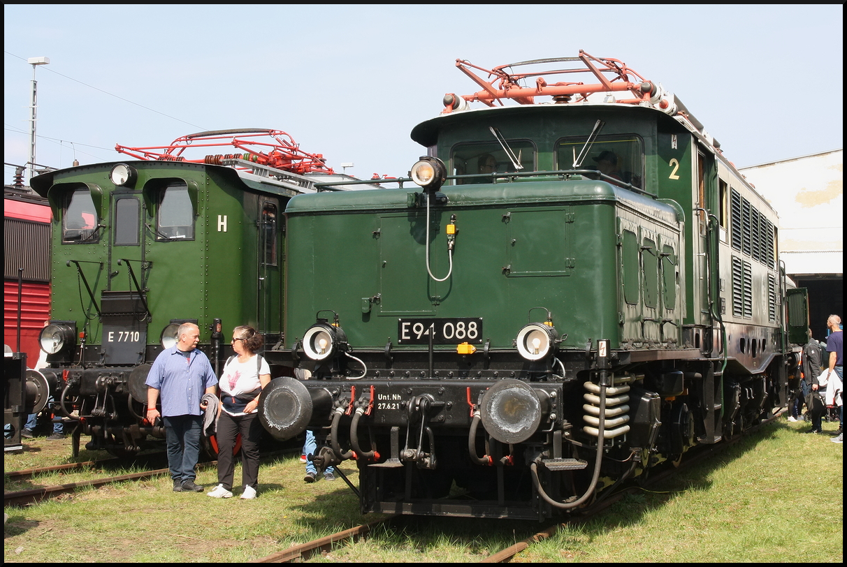 Von der Elektrischen Zugförderung Württemberg (EZW) in Stuttgart kam E94 088 und zeigte sich beim 17. Dresdner Dampfloktreffen am 12.04.2025 an der Schiebebühne in Dresden Altstadt. Die Altbauloks standen im besonderen Interesse der Besucher, daher konnte gerade so ein freier Augenblick abgewartet werden und auf den Auslöser gedrückt werden. Links zeigt sich die Altbaulok E77 10 der IG Bw Dresden-Altstadt e.V. (NVR-Nummer 97 80 8194 088-1 D-IGSEE).<br><br>

Die Altbaulok wurde 1943 an die Deutsche Reichsbahn (DR) geliefert. Im Jahr 1970 kam sie in die Hauptwerkstätte Linz in Österreich und wurde in 1020.10 umgezeichnet. Eine weitere Umzeichnung erfolgte 1986 in 1020 010-3. Im Jahr 1993 wurde die Lok dann ausgemustert. Der GES Stuttgart e.V. kaufte die Lok 1999 und arbeitete sie optisch und technisch auf und sie erhielt die Nummer E94 088 HG. Mit der Wiederinbetriebnahme 2013 erhielt sie auch eine NVR-Nummer. Die EZW kaufte die Lok 2018 und bekam als Halterkennung D-IGSEE. Ab 2022 dann die Halterkennung der Ulmer Eisenbahnfreunde (D-UEF). Momentan zeigt sich die Altbaulok noch im Zustand der ÖBB, doch soll sie nach und nach optisch in den Zustand von 1950 zurückversetzt werden.