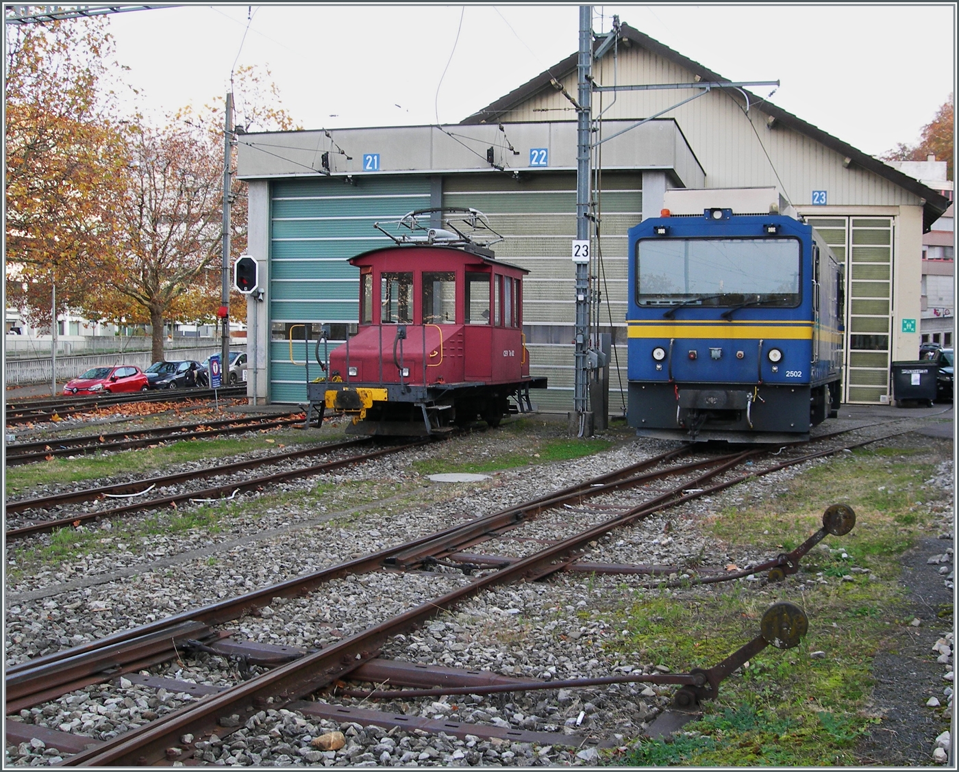 Vor dem CEV Dépôt in Vevey stehen der CEV Te 2/2 82 und die MOB Gem 2/2 2502.

13. Nov. 2024 