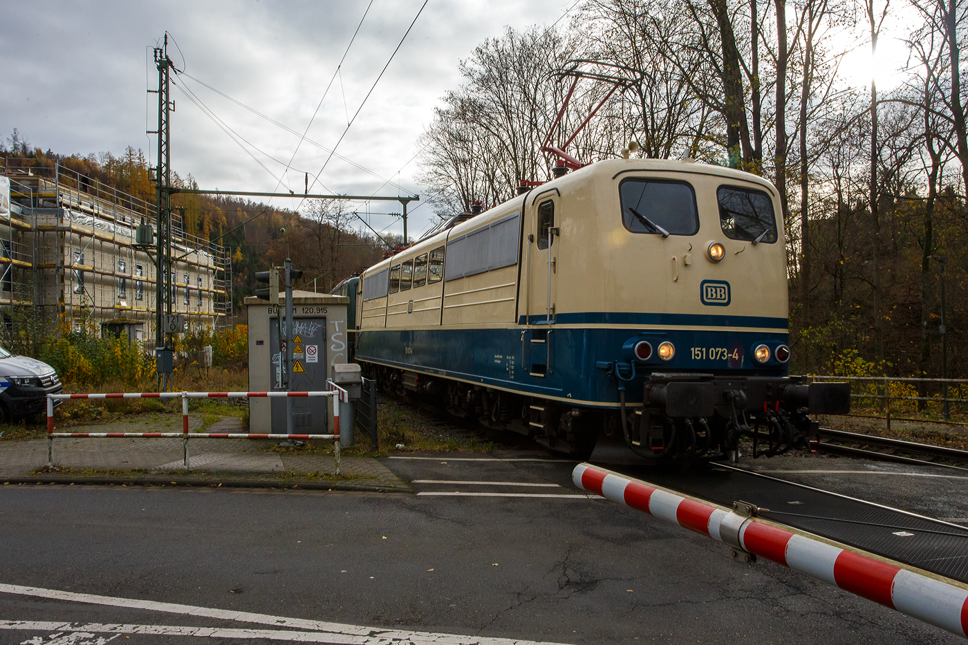 Vor dem sogenannten  Henkelzug  (Langenfeld/Rhld. nach Gunzenhausen) gleich drei Loks der BR 151 der BayernBahn GmbH (Nördlingen). Geführt von der 151 073-4 (91 80 6151 073-4 D-BYB) in ozeanblau/beige, dahinter die beiden kalten, jeweils in der ursprünglichen Farbgebung chromoxidgrün, 151 038-7 (91 80 6151 038-7 D-BYB) und die 151 016-3 (91 80 6151 016-3 D-BYB). 

Die BayernBahn ist übrigens eine Tochtergesellschaft des Bayerischen Eisenbahnmuseums e.V.. Sie besitzt z.Z. 6 dieser mit 5.982 kW leistungsstarken und bis zu 120 km/h schnellen Maschinen der Baureihe 151. Wenn ich hier die Lok in „chromoxidgrün“ sehe, dann fühle ich mich gleich in meine Kindheit zurückversetz. Oft konnte ich sie am Bahnübergang durchfahren sehen. 

Die Lebensläufe der Loks:
Die 151 073-4 wurde 1974 von Henschel in Kassel unter der Fabriknummer 31816 gebaut und in der Farbgebung ozeanblau/beige an die Deutsche Bundesbahn ausgeliefert. Zum 01.01.2017 wurden je 100 sechsachsige elektrische Altbau-Lokomotiven der Baureihen 151 und 155 an den Lokvermieter Railpool verkauft, so auch diese. 2019 wurde die 151er an die BayernBahn GmbH in Nördlingen verkauft. 

Die 151 038-7 wurde 1974 von der Krauss-Maffei AG in München-Allach unter der Fabriknummer 19657 gebaut und in der Farbgebung chromoxidgrün an die Deutsche Bundesbahn ausgeliefert. Von 2012 bis 2018 war sie bei der DB Tochter RBH Logistics GmbH (Gladbeck) dort war sie als RBH 261 (91 80 6151 038-7 D-RBH) unterwegs. Ende 2018 wurde sie an die BayernBahn GmbH in Nördlingen verkauft.

Die 151 016-3 wurde 1973 von der Friedrich Krupp AG in Essen unter der Fabriknummer 5258 gebaut und in der Farbgebung chromoxidgrün an die Deutsche Bundesbahn ausgeliefert. Auch sie wurde zum 01.01.2017 an die Railpool verkauft, im März 2019 wurde sie an die BayernBahn GmbH in Nördlingen verkauft.