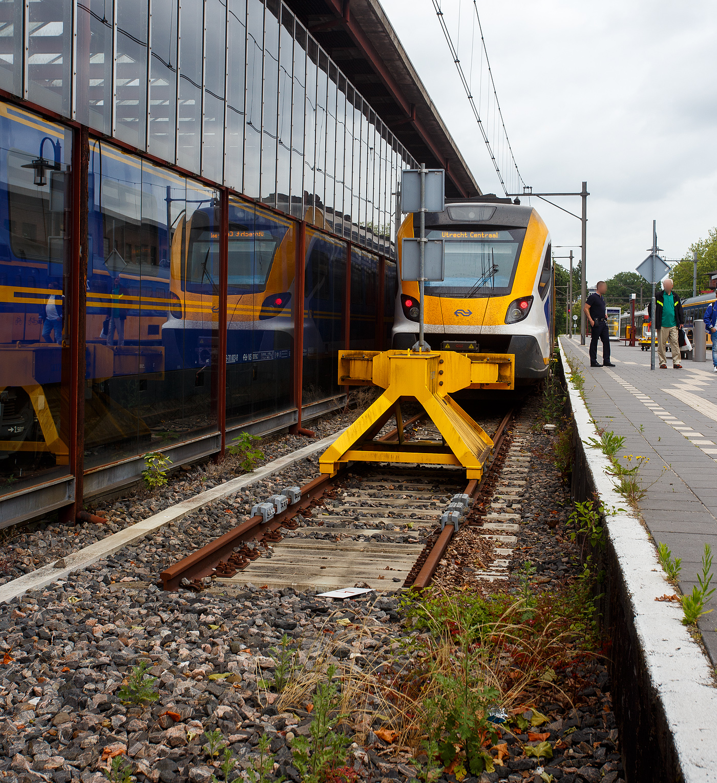 Was macht ein fast neuer Elektrischer Triebzug im Museum? Nun er bringt die Besucher, als Pendelzug / Sprinter RE 28300, von Utrecht Centraal zum Bahnhof Utrecht Maliebaan in dem sich das Het Nederlands Spoorwegmuseum (bis 2005 NSM - Nederlands Spoorwegmuseum / Niederländischen Eisenbahnmuseum) befindet. 

Der dreiteilige NS SNG 2351 (Sprinter Nieuwe Generatie), ein CAF Civity Triebzug, hat am 24 Juni 2025 den Bahnhof Utrecht Maliebaan bzw. das Het Spoorwegmuseum erreicht und steht nun wieder zur Rückfahrt nach Utrecht Centraal bereit.