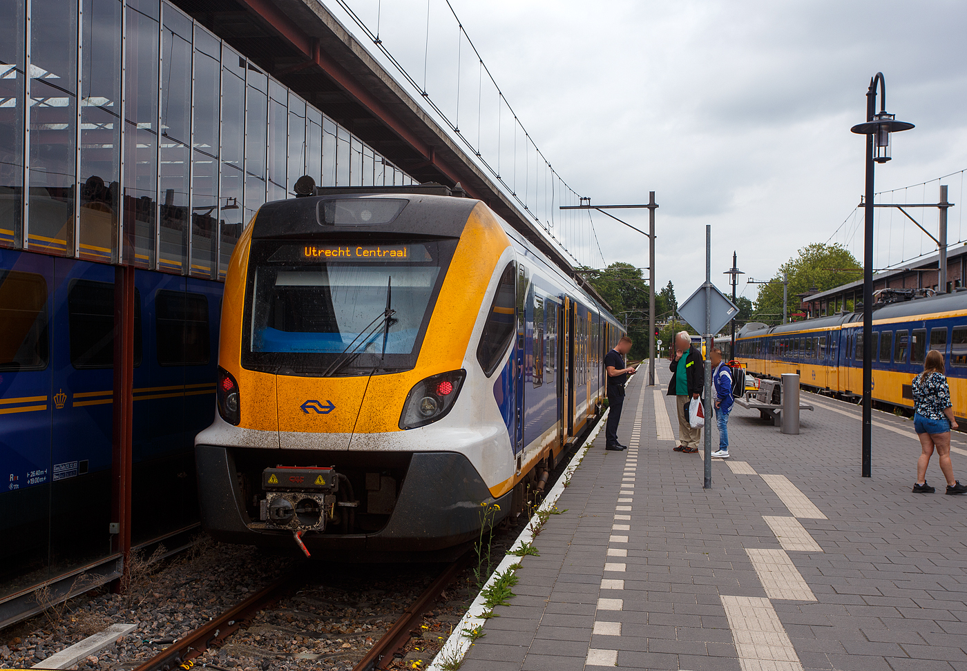 Was macht ein fast neuer Elektrischer Triebzug im Museum? Nun er bringt die Besucher, als Pendelzug / Sprinter RE 28300, von Utrecht Centraal zum Bahnhof Utrecht Maliebaan in dem sich das Het Nederlands Spoorwegmuseum (bis 2005 NSM - Nederlands Spoorwegmuseum / Niederländischen Eisenbahnmuseum) befindet. 

Der dreiteilige NS SNG 2351 (Sprinter Nieuwe Generatie), ein CAF Civity Triebzug, hat am 24 Juni 2025 den Bahnhof Utrecht Maliebaan bzw. das Het Spoorwegmuseum erreicht und steht nun wieder zur Rückfahrt nach Utrecht Centraal bereit.