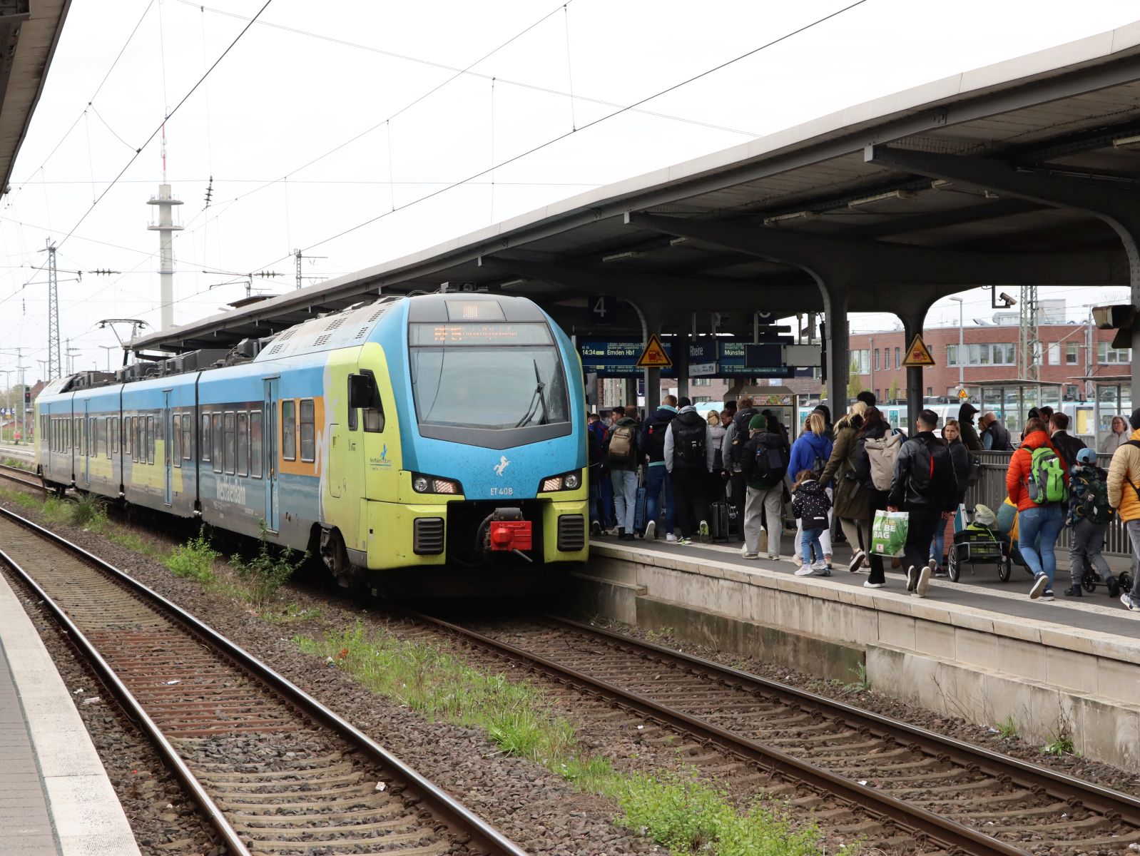 Westfalenbahn Triebzug ET 408 Gleis 4 Bahnhof Rheine 17-04-2025.

Westfalenbahn treinstel ET 408 spoor 4 station Rheine 17-04-2025.