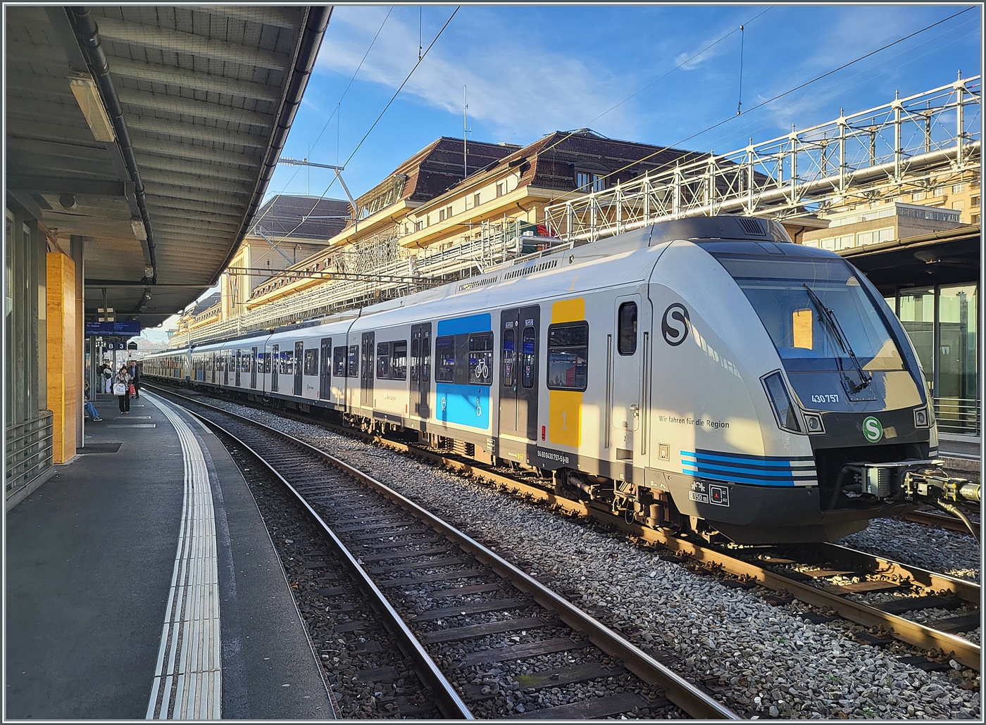  Wir fahren für die Region  - aber für welche? Diese Frage stellt sich beim Anblick der Stuttgarter S-Bahn Triebwagens 94 80 0431 757-4 d-DB und 94 80 0430 243-6 D-DB in Lausanne. Wobei natürlich bei auf dem Weg ins Alstom-Werk in Villeneuve sind. 

8. Nov. 2025   