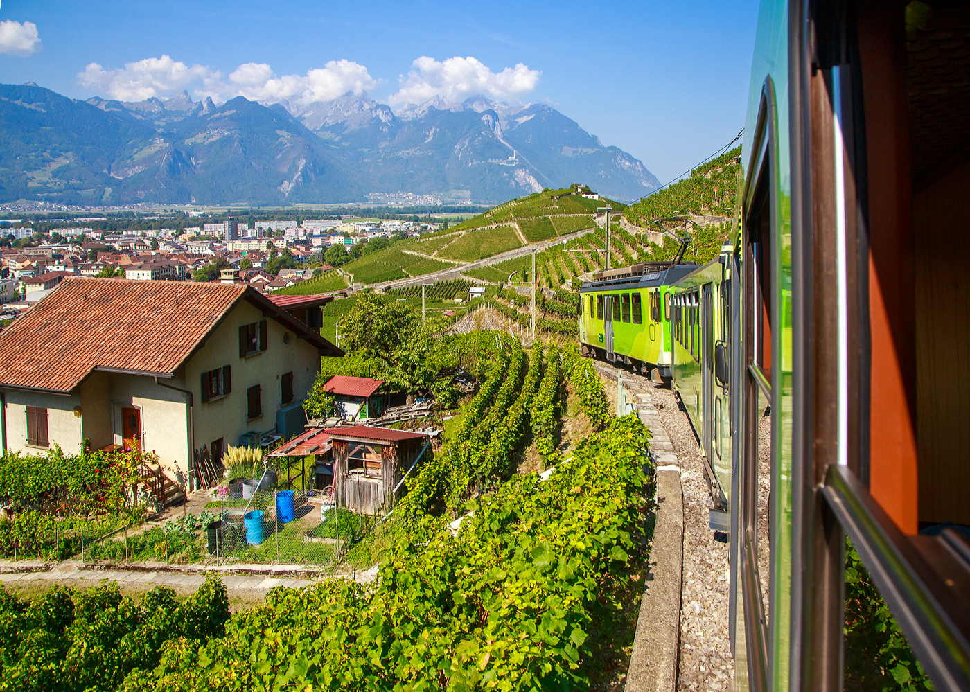 Wir fahren gefhrt von dem tpc AL BDeh 4/4 313 „La Berneuse“ (zweite Klasse elektrischer Personentriebwagen mit Gepckabteil fr den gemischten Zahnrad- und Adhsionsbetrieb) mit den beiden AL Steuerwagen AL Bt 362 und AL Bt 363 am 08 September 2023 von Leysin hinab. Hier fahren wir gerade durch die Rebberge/ Weinberge, unten sieht man Aigle und das Rhonetal. So erreichen wir bald Aigle-Dpt.

Am dem Wochenende hatten wir nicht nur mit dem wunderschnen Wetter Glck, sondern auch dass die tpc das125 Jahre Jubilum der BVB feierte und so bekamen wir Tageskaten frs ganze Netz der TPC fr 10,- CHF/Person. Die drei TPC-Strecken ab Aigle (AL, ASD und AOMC) konnten wir so gut an einem Tag erkunden bzw. erfahren. Fr die 12,4 Kilometer lange Strecke von Bex nach Villars-sur-Ollon der BVB (Bex–Villars–Bretaye) brauchten wir dann einen ganzen weiteren Tag, den man auch einrechnen sollte. Es war einfach wunderschn und faszinierend.