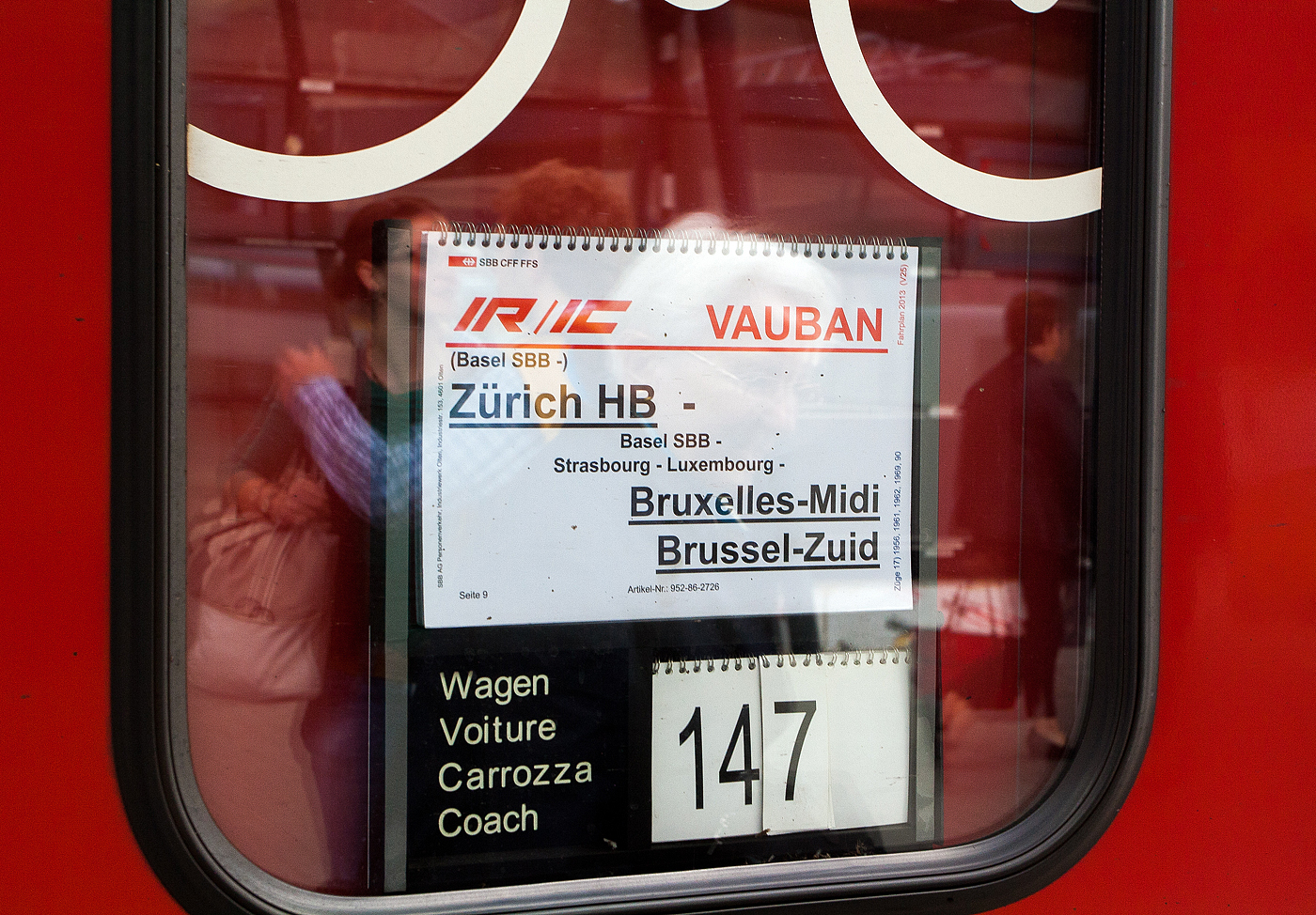 Zuglaufschild am Wagen 147 des Eurocity EC 90 „Vauban“ (Chur – Zürich – Basel – Straßburg – Luxemburg – Brüssel) am 14 Juni 2013 im Bahnhof Luxemburg Stadt (Gare de Luxembourg) erreicht. Bei der SBB wird der Zug als IR/IC 90 „VAUBAN“ geführt
