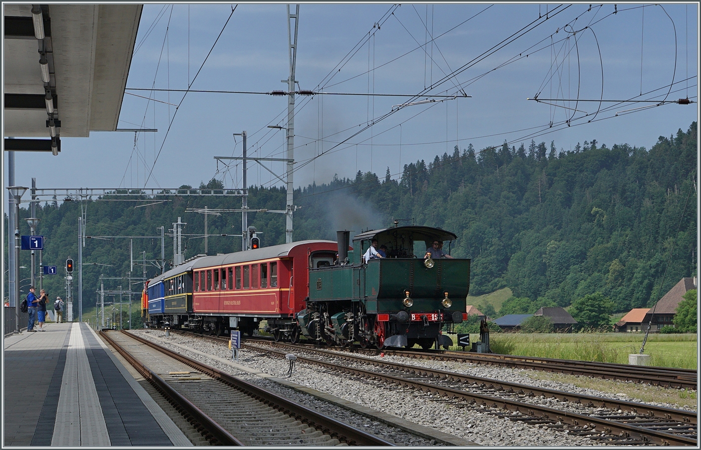 Zum ersten Mal gesehen obwohl die interessante Dampflok schon seit 1893 in Betrieb: die Ed 2x 2/2 196. Die Schweizerischen Centralbahn beschaffte 16 Lokomotiven (in zwei Serien) dieses Typs für denn Güter und Schiebedienst auf der Hausensteinlinie (Basel) - Sissach -Olten. 1915 kam die seit 1902 als SBB Ed 2x 2/2 7696 um bezeichnete Lok ins Vallée de Joux. 1938 ausgemustert, wurde sie vom Verkehrshaus der Schweiz in Luzern übernommen und Anfang der 1990er von der OeBB vollständig aufgearbeitet. Die Lok ist im Besitz von SBB-Historic, Fahrzeughalter ist aber die OeBB.  

Das Bild zeigt die 2x2/-gekuppelte  Lokomotive System Mallet bei der Einfahrt mit ihrem Extrazug von Balsthal in Sumiswald-Grünen. 

14. Juni 2025