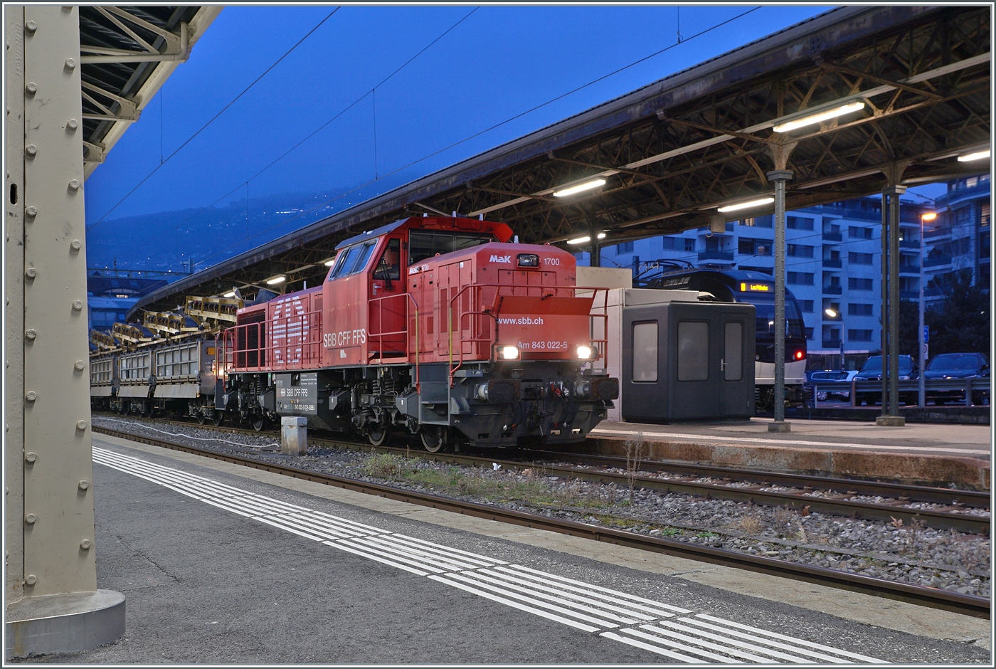 Zur  Blauen Stunde  rangiert die SBB Am 843 022-5 in Vevey Baudienstwagen.

18. Februar 2025