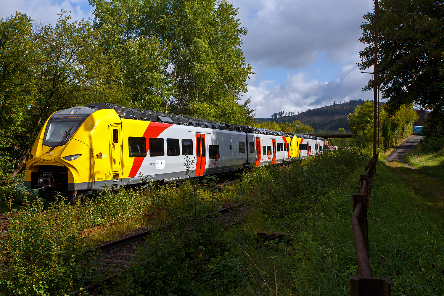 Zurzeit wird auf der Hellertalbahn (KBS 462) emissionsfrei gefahren. Die beiden gekuppelten zweiteilige Hybridtriebzüge (E/Akku) der BR 563 vom Typ SIEMENS Mireo Plus B der HLB (Hessische Landesbahn GmbH) 563 903 / 563 803 und 563 902 / 563 802 erreichen am 05 September 2025, als RB 96 „Hellertalbahn“ (Dillenburg – Haiger – Herdorf - Betzdorf/Sieg), nun den Bahnhof Herdorf. Wegen den derzeitigen Sperrungen der Siegstrecke und der Oberwesterwaldbahn sind die SIEMENS Mireo Plus B. So ist der neue Klimaschutz auch auf der Hellertalbahn angekommen.

Laut Aussage von einem Lokführer bewähren sie die neuen Hybridtriebzüge auch auf der Hellertalbahn sehr gut. 

In Betzdorf, sowie auf der Strecke zwischen Haiger und Dillenburg, können die Akkus aufgeladen werden. Selbst eine Wendezeit von 20 Minuten ist für eine Aufladung der Fahrzeuge ausreichend.
