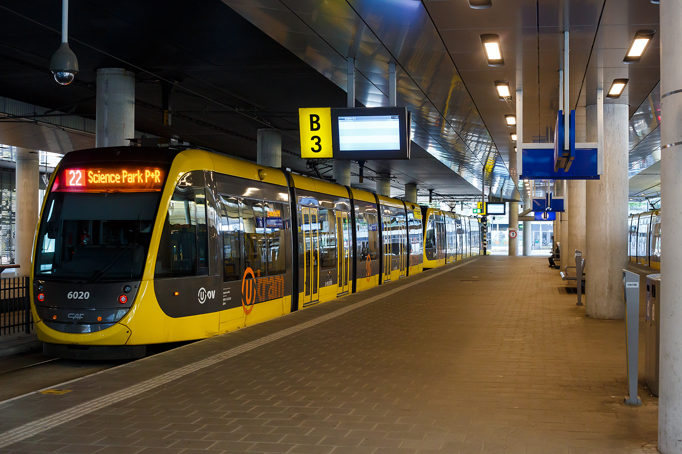 Zwei gekuppelte CAF Urbos 100, vorne der fünfteilige 6020 gekuppelt mit einem siebenteiligen 60xx, der Stadtbahn Utrecht (Utrechtse sneltram), Betreiber U-OV, am 29 April 2025, als Linie 22 zum Science Park P&R, an der Station Utrecht Centraal Centrumzijde (Utrecht Hbf). 

Für die Eröffnung der Uithoflijn der Stadtbahn Utrecht im Dezember 2019 wurden 27 fünfteilige Urbos 3 geliefert. Sie sind 33 Meter lang und verfügen über 62 Sitzplätze. Weitere 27 nun siebenteilige Urbos wurden für die Umrüstung der bestehenden Linien auf Niederflurbetrieb notwendig. Sie wurden von 2019 bis 2021 ausgeliefert und besitzen 82 Sitzplätze auf 41 Meter Länge. Beide Versionen sind 2,65 Meter breit und 70 km/h schnell. Sie verkehren gewöhnlich in Doppeltraktion aus einem langen und einem kurzen Straßenbahnwagen,

Als Urbos bezeichnet die baskische Firma Construcciones y Auxiliar de Ferrocarriles (CAF) ihre seit 2002 gefertigten niederflurigen Straßenbahnwagen. Nachdem die ersten Fahrzeugserien der Generationen Urbos 1 und Urbos 2 vor allem an spanische Betriebe geliefert wurden, überwiegt mit den Urbos 3 inzwischen der Exportanteil. 

Die Variante Urbos 100 ist die am häufigsten verkaufte und vollständig niederflurig. In der Standardausführung ist sie als Multigelenkwagen mit kaltgefügter Karosserie aus rostfreiem Stahl und Aluminium, mit Losradsätzen und voll abgefedertem, auf einzelne Räder wirkendem Antrieb ausgeführt

TECHNISCHE DATEN:
Fahrzeugtyp: 100­%­Niederflur­Gelenktriebwagen
Fahrzeugkonfiguration: 5 bzw. 7-teiligen TW im Zweirichtungsbetrieb
Hersteller: Construcciones y Auxiliar de Ferrocarriles (CAF), Beasain (E)
Baujahre:2016–2018 / 2019–2021
Anzahl: je 27 fünf- und siebenteilige
Spurweite: 1.435 mm (Normalspur)
Achsfolge: Bo'+2'+Bo' (5-tlg) / Bo'+2'+Bo'+Bo' (7-tlg)
Fahrzeuglänge: 32.970 mm 	(5-tlg) / 41.190 mm (7-tlg)
Fahrzeugbreite: 2.650 mm
Türen (Doppeltüren) pro Seite: 4 / 5
Sitzplätze:  62 / 82
Stehplätze: 154 / 195
Max. Geschwindigkeit: 70 km/h