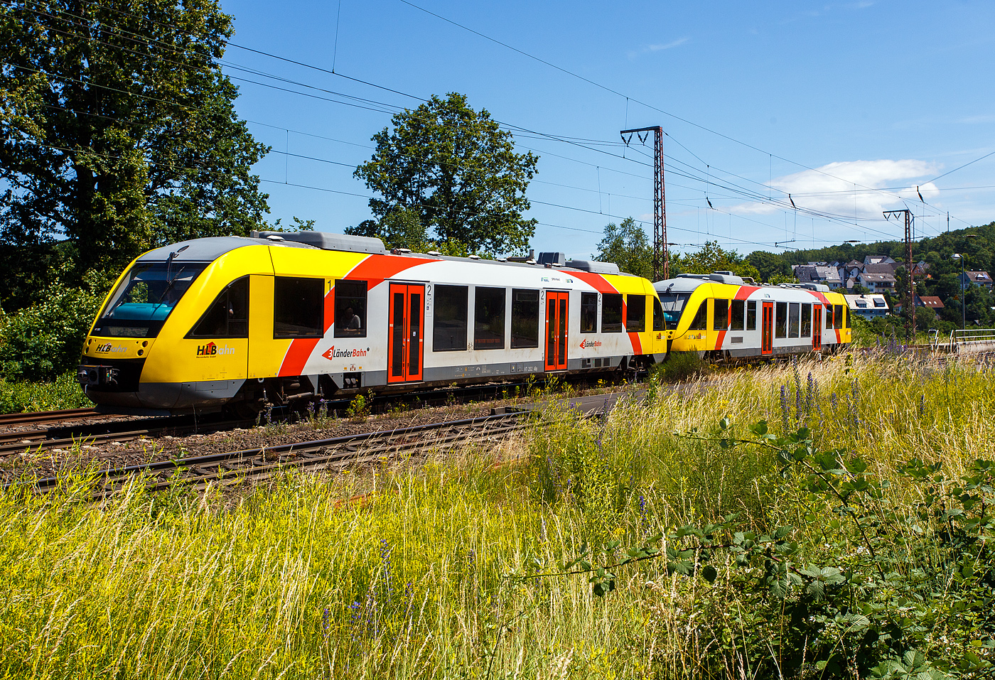 Zwei gekuppelte Dieseltriebzüge vom Typ Alstom Coradia LINT 27, der HLB (Hessische Landesbahn GmbH), verlassen am 28 Juni 2024, als RB 95  Sieg-Dill-Bahn  (Dillenburg – Siegen) den Hp Wilnsdorf-Rudersdorf (Kr. Siegen) und fahren weiter nach Siegen Hbf, welches auch der nächste und letzte Halt ist.

Vorne der VT 202 ABp (95 80 0640 102-9 D-HEB) und dahinter der VT 210 ABp (95 80 0640 110-2 D-HEB). Beide Alstom Coradia LINT 27 wurde 2004 von Alstom (vormals Linke-Hofmann-Busch GmbH (LHB) in Salzgitter-Watenstedt gebaut und an die vectus Verkehrsgesellschaft mbH, mit dem Fahrplanwechsel am 14.12.2014 wurden alle Fahrzeuge der vectus nun Eigentum der HLB. Der VT 202 wurde unter der Fabriknummer 1187-002 und der VT 210 unter der Fabriknummer 1187-010 gebaut.