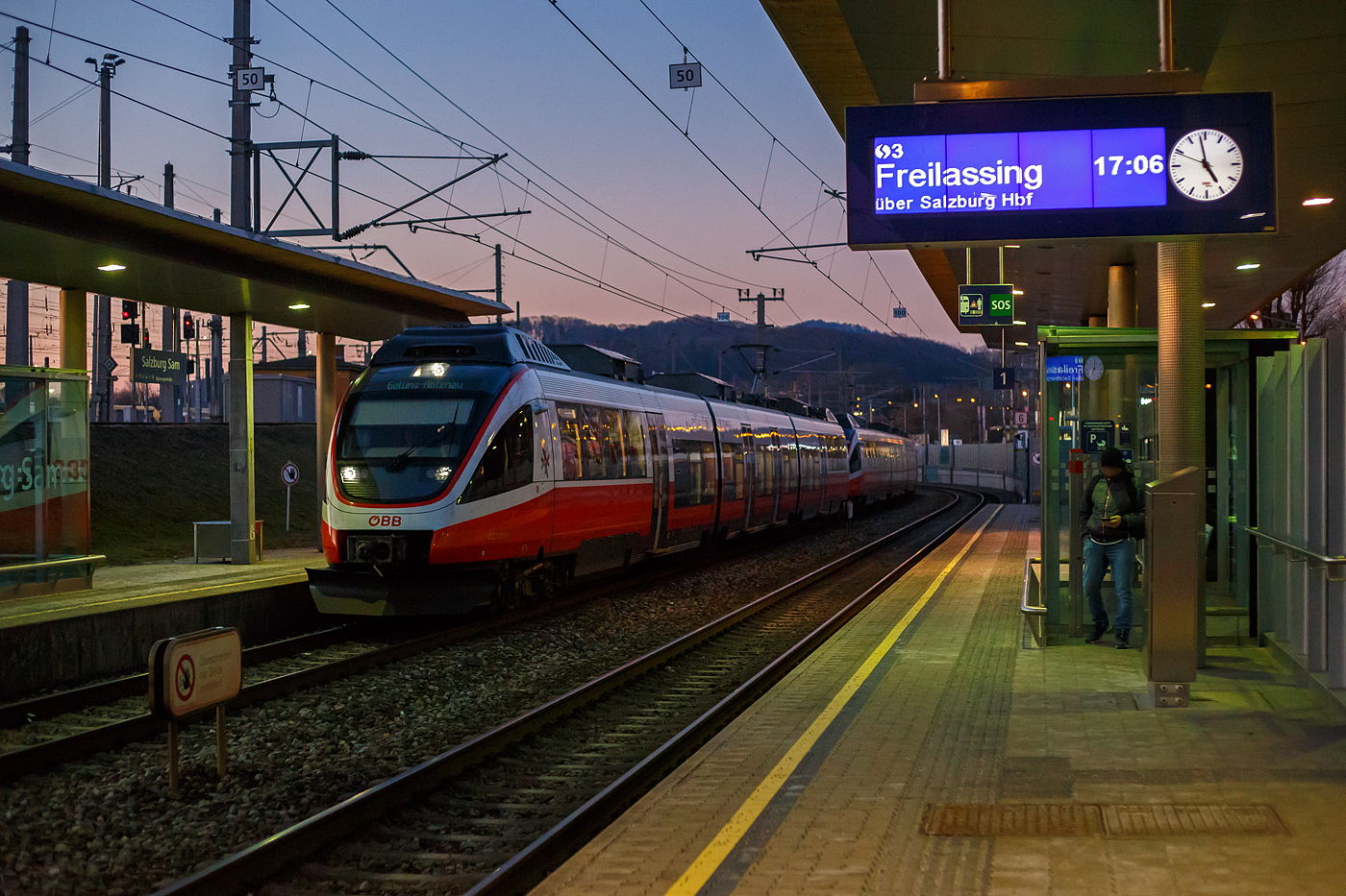 Zwei gekuppelte BB-Elektrotriebzge vom Typ Bombardier TALENT (Talbots leichter Nahverkehrs-Triebwagen) fahren am 13 Januar 2025 als S3 der S-Bahn Salzburg nach Golling-Abtenau in den Bahnhof Salzburg Sam ein. Vorne ein dreiteiliger Elektrotriebzug der BB Reihe 4023 gekuppelt mit einem vierteiligen der BB Reihe 4024.

Die sterreichischen Bundesbahnen (BB) setzen drei Varianten von elektrischen Triebwagen der Bauart „Talent“ ein. Nach einer gewonnenen Ausschreibung bestellten die BB bei Bombardier Transportation Systems Triebzge des Typs Talent 1, die vorher nur mit Dieselantrieben geliefert wurden, in einer elektrischen Ausfhrung. Fr den elektrischen Teil sowie die Leittechnik holte man sich ELIN als Konsortialpartner. Gefertigt wurden die Einheiten zwischen 2004 bis 2008 im von Bombardier bernommenen ehemaligen Stammwerk der Waggonfabrik in Aachen, wo auch die Dieselversionen gebaut wurden. Das ex Talbot Werk in Aachen wurde am 1. Juli 2013 wieder von Bombardier abgestoen.

UIC-Kennzeichnung der Triebfahrzeuge:
Die sterreichischen TALENT-Triebwagen tragen das Gattungszeichen BDET, sie erhielten anfangs Betriebsnummern 93 81 4023 xxx-x, 93 81 4024 xxx-x bzw. 93 81 4124 xxx-x. Damit sind folgende Informationen codiert: elektrische Schnellbahntriebwagen fr den innerstdtischen und Umlandverkehr mit Pltzen der zweiten Klasse sowie Gepck- bzw. Mehrzweckabteil, registriert in sterreich. Die Einheiten zhlten zu den ersten Triebfahrzeugen in sterreich, an denen die vollstndigen, zwlfstelligen UIC-Nummern angeschrieben wurden. Mit der Umlackierung in das Cityjet-Design wurden die Betriebsnummern an die aktuellen UIC-Normen (nun ist die zweite Stelle das Austauschverfahrens fr Triebfahrzeuge codiert und nicht mehr frei whlbar) angepasst und das Austauschverfahren in 94 (Triebzug mit weniger als 190 km/h Hchstgeschwindigkeit) gendert.

Technik:
Der mechanische Teil entspricht der von Talbot und Bombardier zuvor gefertigten Dieselversion. Zur Unterscheidung der einzelnen Glieder des Triebwagens werden diese intern in „Triebwagen“ 4023/4024/4124 (Endwagen mit Stromabnehmer), „Zwischenwagen“ 7023/7024/7124/7224/7324 und „Steuerwagen“ 6023/6024/6124 (Endwagen ohne Stromabnehmer) eingeteilt. Diese Nummern sind innen in den jeweiligen Einstiegsbereichen und auen am Wagenbergang angeschrieben. Die Fhrerstnde, die sich deutlich von der Dieselversion unterscheiden, sind eine eigene Entwicklung fr die BB und wurden fertig montiert in die an den Fahrzeugkasten geklebten Kopfstcke aus GFK eingebaut.

Die Bremsanlage stammt von der Firma Sab-Wabco und ist eine rechnergesttzte direkt gesteuerte elektropneumatische Bremse mit pneumatischer Rckfallebene. In der Regel erfolgt die Bremssteuerung ber den Fahr-Brems-Hebel und die Fahrzeugleittechnik, diese greift vorrangig auf die elektrodynamische Rckspeisebremse der Triebdrehgestelle zurck. Ist dies nicht mglich oder kommt es zu einem Ausfall der Leittechnik, kann ber ein zeitgesteuertes Fhrerbremsventil die mehrlsige indirekte Bremse bedient werden. Die Drucklufterzeugung erfolgt von zwei lfreien Kolbenkompressoren. Zur Speicherung der Druckluft sind insgesamt sieben Luftbehlter ber den gesamten Zug verteilt. Besonderheit bei diesen Garnituren ist, dass die Bremssteuerung fr jedes Drehgestell selektiv durch ein eigenes Steuergert (EPAC) erfolgt, welches das Zusammenwirken aller Bremsen auf dieses Drehgestell regelt.

Die gesamte Leittechnik sowie die elektrische Ausrstung wurde von der sterreichischen ELIN-EBG Traction zugeliefert. Die Leittechnik, bestehend aus den Fahrzeugleitgerten (FLG) und Antriebsleitgerten (ALG) sowie den Fhrerstandsdisplays, wurde aus der Reihe 1014 weiterentwickelt. Die einzelnen Rechner kommunizieren ausschlielich ber Bussysteme. Zustzlich zum Fahrzeugbus (MVB) gibt es noch getrennte Systeme fr Bremsen (SW-Bus), Klimasteuerung (CAN-Bus), und Fahrgastinformation (IBIS-Zugbus). Die Vielfachsteuerung erfolgt ber Zugbus nach BB-Fernsteuerkonzept und ermglicht die Steuerung von bis zu drei Triebwagen von einem Fhrerstand aus.[3] Im Fahrbetrieb stehen dem Triebfahrzeugfhrer drei Fahrmodi zur Verfgung: Eco-Drive, Wrap-Drive und Power-Drive. Je nachdem, welchen man whlt, steht eine grere Leistung, im Power-Drive aber dafr auch nur eine reduzierte E-Bremskraft zur Verfgung. Grundstzlich wird mit ECO-Drive gefahren, der Triebfahrzeugfhrer kann aber ber das Display im Stillstand den Modus wechseln.

Die elektrische Ausrstung fr Antriebssteuerung und Bordnetzversorgung befindet sich in den Endwgen. Am Dach des „Triebwagen“ befindet sich das HV-Modul mit dem Stromabnehmer Bauart VI-U (wie Bauart VI nur mit Luftbalgantrieb), der Vakuum-Hauptschalter, Primrspannungs- und Stromwandler und die berspannungsableiter. An der Unterseite des Moduls befindet sich der Hilfskompressor mit zugehrigem Luftbehlter sowie der Erdungsschalter. Unterhalb des Hochflurbereiches am „Steuerwagen“ befindet sich das BNV-Pack mit den Hilfsbetriebeumrichtern, dem Batterieladegert und den Kompressoren mit Lufttrocknungsanlage. Das Power-Pack befindet sich unterflur am „Triebwagen“, es besteht aus dem Transformator, den Stromrichtern in IGBT-Technologie und der dafr notwendigen Khlanlage. Bei der Zweisystemversion befinden sich in Sitzkisten am 4124 die Systemwhler, die Umschaltung der Trafowicklungen fr 15 kV und 25 kV erfolgt sekundrseitig. Die Stromrichter besitzen einen AZS (Aktiver Zwischenkreis-Schutz), der ber einen „Bremswiderstand“ Spannungsspitzen, die beim elektrischen Bremsen entstehen, abdmpft, so die negative Netzauswirkung der Nutzbremse reduzieren und die Lebenszeit der Leistungselektronik verlngern soll.

Am Dach der Fahrzeuge befinden sich die Klimagerte fr den Fahrgastraum und Fhrerstand, der AZS-Widerstand (nur „Triebwagen“) und die Fahrmotorlfter. Jeder der vier Drehstromfahrmotoren wird von einem eigenen Lfter gekhlt und treibt ber einen Integrierten Gesamtantrieb (IGA) die jeweilige Treibachse an.
