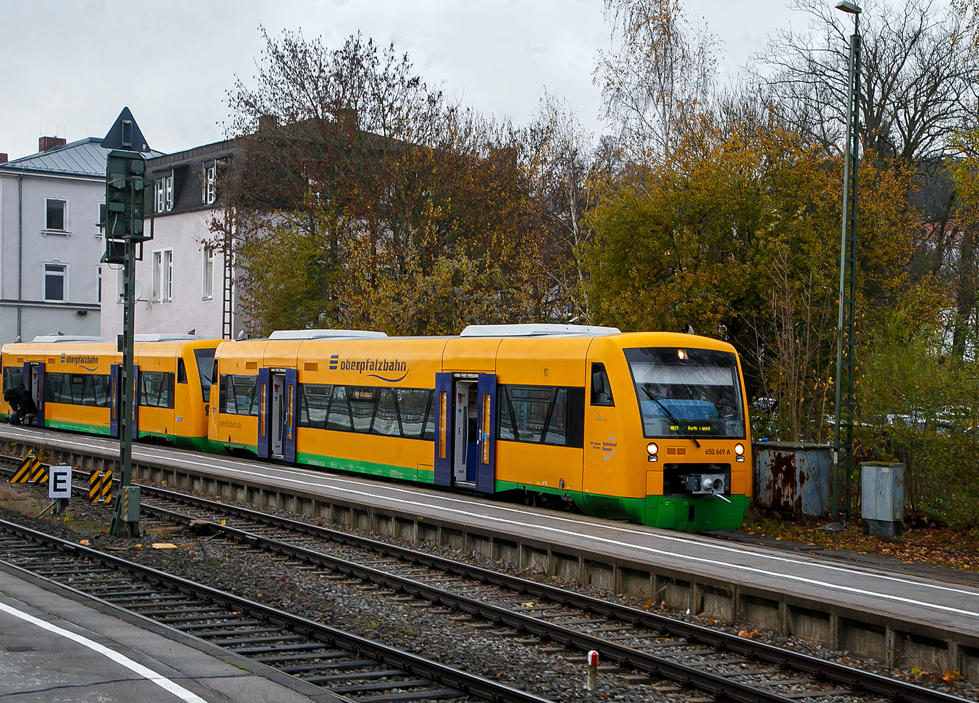 Zwei gekuppelte STADLER Regio-Shuttle RS1 der „oberpfalzbahn“ eine Marke der „Die Länderbahn GmbH (DLB)“, vorne (95 80 0650 669-4 D-DLB) und hinten 650 674 (95 80 0650 674-4 D-DLB), stehen am 22.11.2022 in Cham (Oberpfalz), als RB 27 (ex OPB 3) nach Furth im Wald, zur Abfahrt bereit. 

Diese beiden Regio-Shuttle RS1 wurden 2000 noch von ADtranz (damals DaimlerChrysler Rail Systems) gebaut, der 650 669 unter Fabriknummer 36893 und der 650 074 unter Fabriknummer 36898. Die RS1 sind ursprünglich ein Produkt des Herstellers Adtranz, mit der Übernahme von Adtranz von Bombardier Transportation musste diese den Standort Berlin aus kartellrechtlichen Gründen verkaufen, der somit an die Stadler Rail AG ging. So hat dann Stadler die Produktion der RS1 übernommen.

Die 13 STADLER Regio-Shuttle RS1 (Baujahr 2000/03) der „oberpfalzbahn“ wurden 2013/2014 modernisiert (komplett entkernt und umgebaut). Für die kleinen Fahrgäste ist eine Kinderspielecke entstanden. Verbessert wurde auch die Fahrgastinformation im Fahrzeug. Neue Monitore wurden im Bereich des Aus- und Einstiegs eingebaut und informieren über den aktuellen Verlauf der Fahrt und die weiteren Anschlüsse. Zwei Mehrzweckbereiche pro Fahrzeug bieten ausreichend Platz für bis zu sechs Fahrräder, Kinderwagen und Gepäck. Der stufenlose Einstieg ermöglicht auch mobilitätseingeschränkten Personen einen bequemen Zugang. Das Fahrzeug bietet Platz für ca. 155 Fahrgäste (72 Sitzplätze). 

Der Antrieb erfolgt über 2 MAN Dieselmotoren mit je 257 KW (350 PS) Leitung hydromechanisch über 2 Voith-Diwabus Getriebe U 864, die Höchstgeschwindigkeit beträgt 120 km/h.
