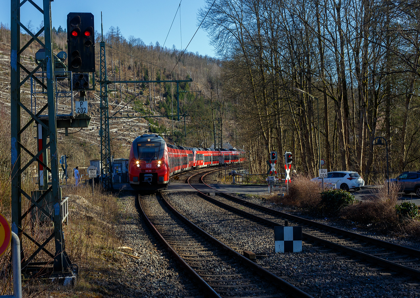 Zwei gekuppelte vierteilige Bombardier Talent 2 (442 256 / 442 756 und 442 755 / 442 255), erreichen am 18 März 2025, als RE 9 rsx - Rhein-Sieg-Express (Aachen - Köln - Siegen), den Bahnhof Kirchen/Sieg.

Nochmals einen lieben Gruß an den netten Lokführer zurück.