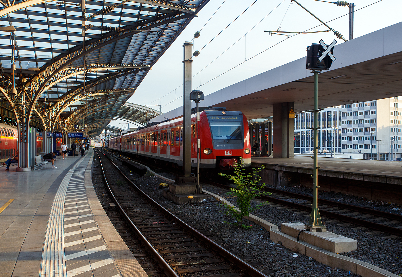 Zwei gekuppelte vierteilige ET 423 (423 796 / 426 296 und 423 757/423 257) der S-Bahn Köln (betrieben durch die DB Regio AG – NRW) haben am 18 Juni 2025, als Linie S 11 nach Bergisch Gladbach (Düsseldorf Flughafen – Düsseldorf Hbf – Neuss – Köln Hbf - Bergisch Gladbach) den Hauptbahnhof Köln erreicht.

Es gibt Planungen die Linie S 11 bis 2032 weiter auszubauen. Hierzu sollen neben dem zweigleisigen Ausbau der Strecke von Köln-Dellbrück nach Bergisch Gladbach auch jeweils ein neuer S-Bahnsteig am Kölner Hauptbahnhof und in Köln Messe/Deutz errichtet werden. Die Hohenzollernbrücke soll nicht erweitert werden. In Köln-Kalk ist die Errichtung eines neuen Haltepunkts Köln-Kalk West (S 6, S 10, S 11, S 16, S 17) geplant. Zudem sind Verbesserungen in der Signal- und Stellwerkstechnik und bei einigen Haltepunkten vorgesehen.

Nach dem Ausbau sollen zwei weitere S-Bahn Linien die S 11 ergänzen. Die neue S 10 soll die S 11 zwischen Köln-Worringen und Bergisch Gladbach verstärken. Die S 10 wird in einem 20-Minuten-Takt fahren und zwischen Bergisch Gladbach und Köln-Worringen mit der S 11 künftig einen 10-Minuten-Takt erreichen. Die neu einzurichtende S 14 soll nur in den Hauptverkehrszeiten fahren und im Streckenabschnitt Köln-Nippes und Bergisch Gladbach verkehren. Auch sie wird drei Mal pro Stunde fahren. Somit werden mit den drei S-Bahn-Linien künftig in der Hauptverkehrszeit neun S-Bahnen pro Stunde und Richtung zwischen Köln und Bergisch Gladbach unterwegs sein anstatt der aktuell drei S-Bahnen. Die Planungen sind mit 9,5 Millionen Euro veranschlagt und die Gesamtkosten werden mit 200 Millionen Euro geschätzt.

Das Planfeststellungsverfahren (PFA) ist in vier Streckenabschnitte aufgeteilt. Am 4. April 2024 begann das offizielle Planfeststellungsverfahren (PFA) beim Eisenbahn-Bundesamt (EBA) für PFA 1.1 Abschnitt Hansaring bis Hauptbahnhof.
