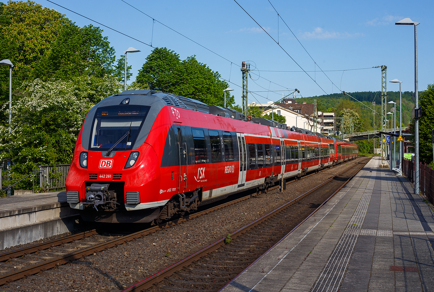 Zwei gekuppelten Bombardier Talent 2, vorne der vierteilige 442 261 / 761 und der fünfteilige 442 701 / 301 am 02 Mai 2025, als RE 9 - Rhein Sieg Express (RSX) Siegen – Köln - Aachen, beim Halt im Bahnhof Kirchen/Sieg.