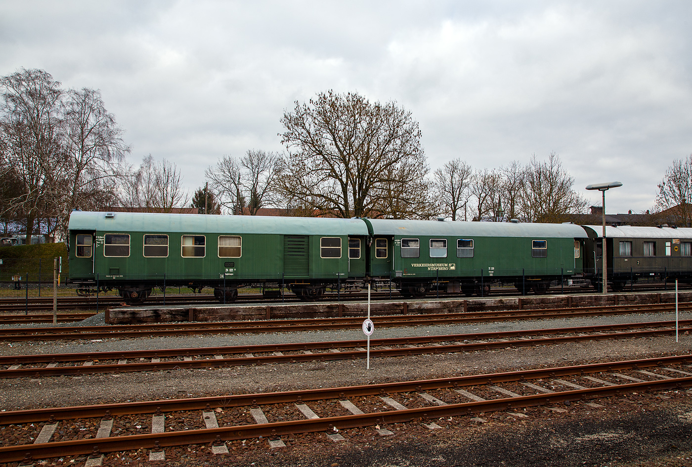 Zwei kurzgekuppelte dreiachsige ex DB Umbauwagen am 26.03.2016 im DDM - Deutschen Dampflokomotiv-Museum in Neuenmarkt-Wirsberg, links der Begleitwagen 24 021 (ex Han 64042) und rechts der Filmwagen 72 339 (ex Stn 32527). 

Ein Wagen hat jeweils eine Länge über Puffer von 13.300 mm und einen 
Achsabstand von 7.500 mm (2x 3.750 mm), die Höchstgeschwindigkeit betrug 100 km/h.