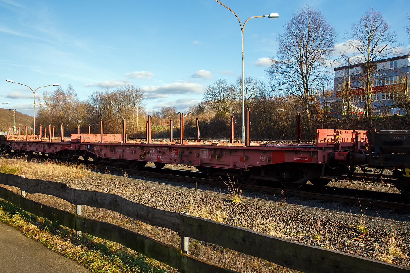 Zwei sechsachsiger Drehgestell-Flachwagen, mit Rungen, Stirnwandklappen und klappbaren Ladeschwellen, jedoch ohne Seitenwandklappen der Gattung Samms 489, der DB Cargo AG, abgestellt am 21.02.2013  im Zugverband, auf dem KSW Rbf in Herdorf (Betriebsstätte Freien Grunder Eisenbahn - NE 447). Hinten der 31 80 4852 321-7 D-DB und hier im Vordergrund der 31 80 4852 432-2 D-DB.

Diese Wagen wurde von Tatravagonka a.s. in Poprad (Slowakei) gebaut. Zusammen mit Stahlkunden entwickelt die damalige DB Schenker im Jahre 2007 einen neuen Flachwagen, der auf die Bedürfnisse der Branche noch besser eingeht. 

Der Wagen dient mit aufgeklappten Ladeschwellen zur Beförderung von schweren Walzprofilen und anderen sperrigen Gütern. Mit eingeklappten Ladeschwellen, also mit ebener Ladeebene, eignet er sich auch zum Transport schwerer Kettenfahrzeuge. Für das Be- und Entladen solcher Fahrzeuge sind befahrbare Stirnwandklappen vorhanden. Die Wagenbrücke ist eine in Rahmenbauweise ausgeführte Schweißkonstruktion, deren Hauptbauteile aus S355J2 (St 52) bestehen. Die Hauptbelastungen werden von den äußeren Langträgern aufgenommen. Das Kopfstück und Untergestell sind so ausgebildet, dass später ohne große Änderungen die AK eingebaut werden kann. Der Fußboden besteht aus Kiefernbohlen mit den Abmessungen 70 x 200 mm; er kann eine Radlast von 5,0 t aufnehmen. Im Fußboden sind 6 geteilte klappbare Ladeschwellen eingebaut, ebenso 6 Zurrpunkte je Längsseite. An den Außenlangträgern sind 26 Bindeösen angebracht.

Das Fahrzeug hat auf jeder Längsseite 6 Einsteckrungen und 6 zusätzliche Rungenschächte, wodurch eine variable Platzierung der Rungen ermöglicht wird (anders als bei den Vorgänger-Modellen). An jeder Stirnseite gibt es je 2 versenkbare Rungen (Fallrungen). Die Stirnwände sind umklappbar.
