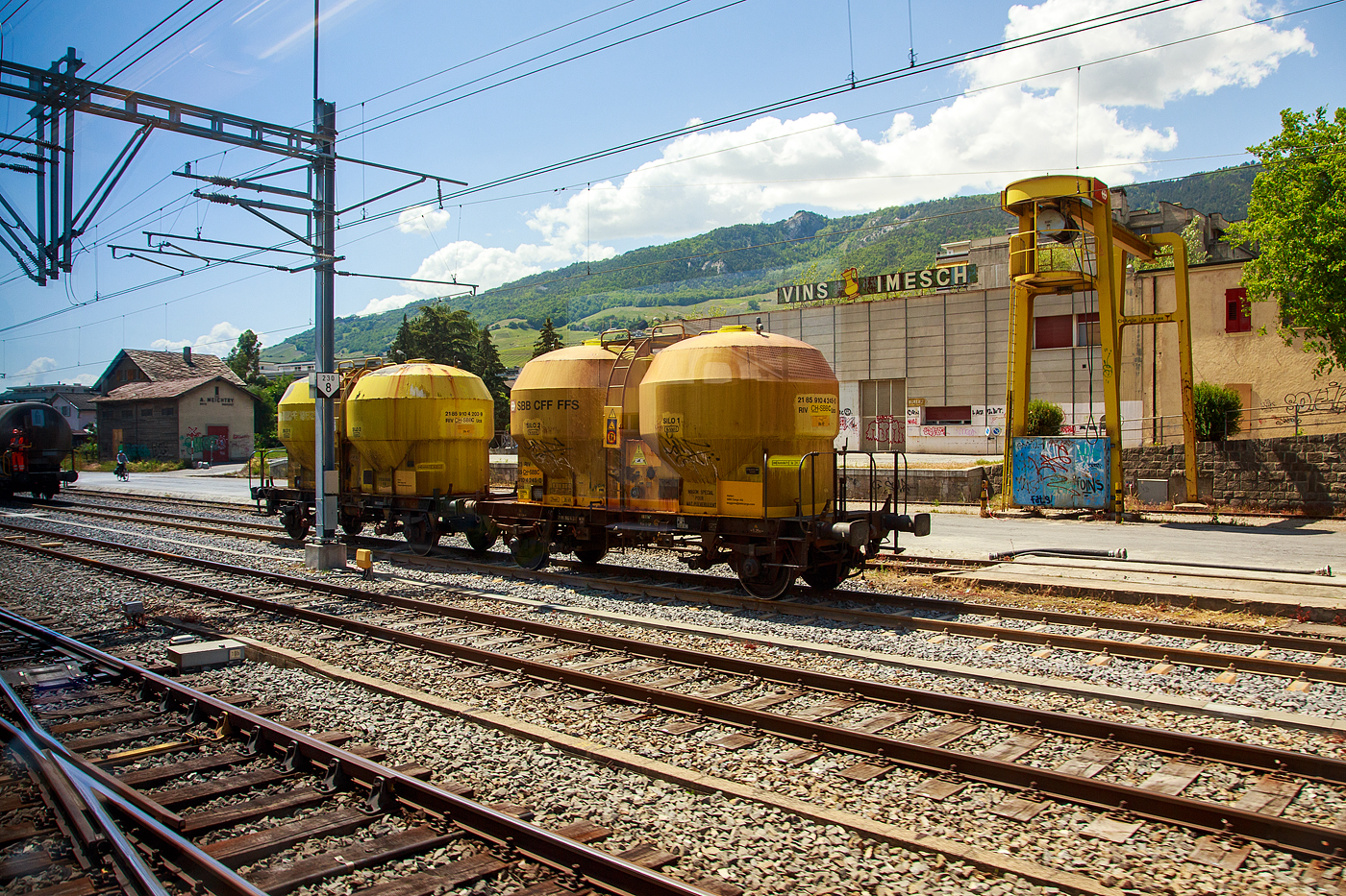 Zwei zweiachsige Silowagen mit pneumatischer Entleerung der Gattung Ucs der SBB Cargo AG abgestellt beim Bahnhof Siders/Sierre (Kanton Wallis) am 26.05.2023 aus dem Zug heraus aufgenommen. Links der Wagen 21 85 9104 203-9 CH-SBBC und rechts 21 85 9104 245-0 CH-SBBC. 

Die Wagen sind speziell geeignet für staubförmige Schüttgüter wie Zement, Gips, Kalk, Filler und Dolomit. Ein Teil dieser Wagen wird ausschließlich für Lebensmitteltransporte eingesetzt. 

TECHNISCHE DATEN (eines Wagens):
Spurweite: 1.435 mm (Normalspur)
Länge über Puffer : 8.600 mm
Achsabstand: 5.250 mm
Laufraddurchmesser: 1.000 mm (neu)
Höchstgeschwindigkeit: 100 km/h 
zul. Gesamtgewicht: 40,00 t
Eigengewicht: 13.000 kg
Gesamtvolumen: 29 m³ (2x 14,5 m³)
Nutzlast: 27,0 t ab Streckenklasse C
Kleinster bef. Halbmesser: 35 m
Bremse: Frein 0-GP-A (LL)
Bremssohle: IP 116
Intern. Verwendungsfähigkeit: RIV

Die Bedeutung der Gattungs- und Kennbuchstaben (hier Uacs):
U - Sonderwagen 
c - mit Entladung unter Druck
s - Höchstgeschwindigkeit 100 km/h (beladen)
