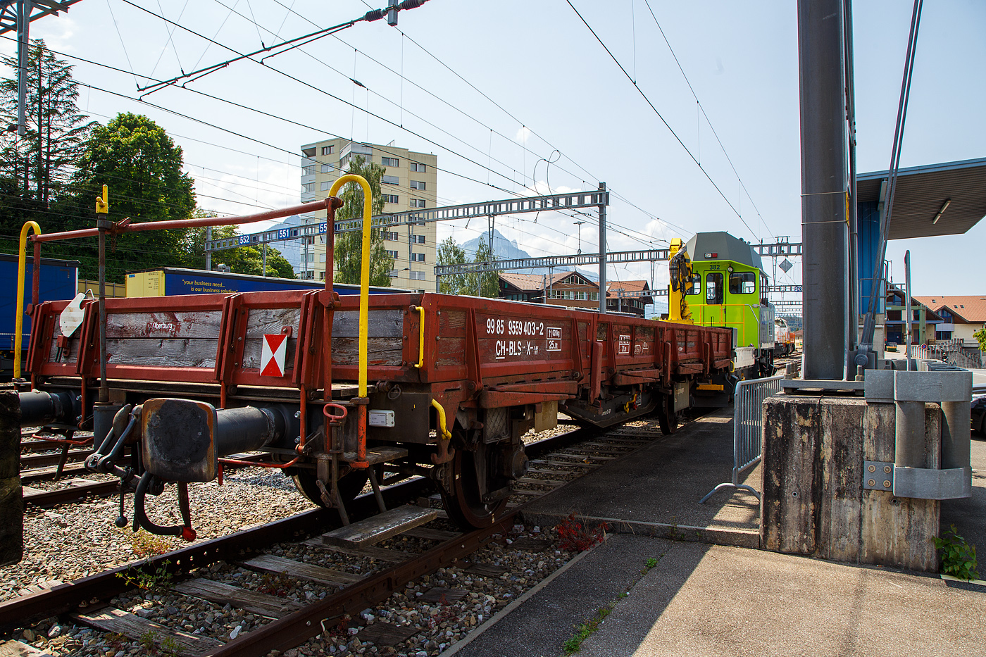 Zweiachsiger BLS Flachwagen mit Seiten-, Stirnwandklappen und Drehrungen, 99 85 9559 403-2 CH-BLS, Transportwagen Bau der Gattung X-w, abgestellt am 28.05. 2023 beim Bahnhof Spiez.

TECHNISCHE DATEN (laut Anschriften):
Spurweite: 1.435 mm (Normalspur)
Länge über Puffer: 12.000 mm
Achsstand: 8.000 mm
Eigengewicht: 11.020 kg
Höchstgeschwindigkeit geschleppt: 100 km/h
Max. Ladegewicht: 21,0 t (ab Streckenklasse A)
Ladefläche: 27,5 m²
Ladelänge: 10.200 mm
Bremse: O-GP
