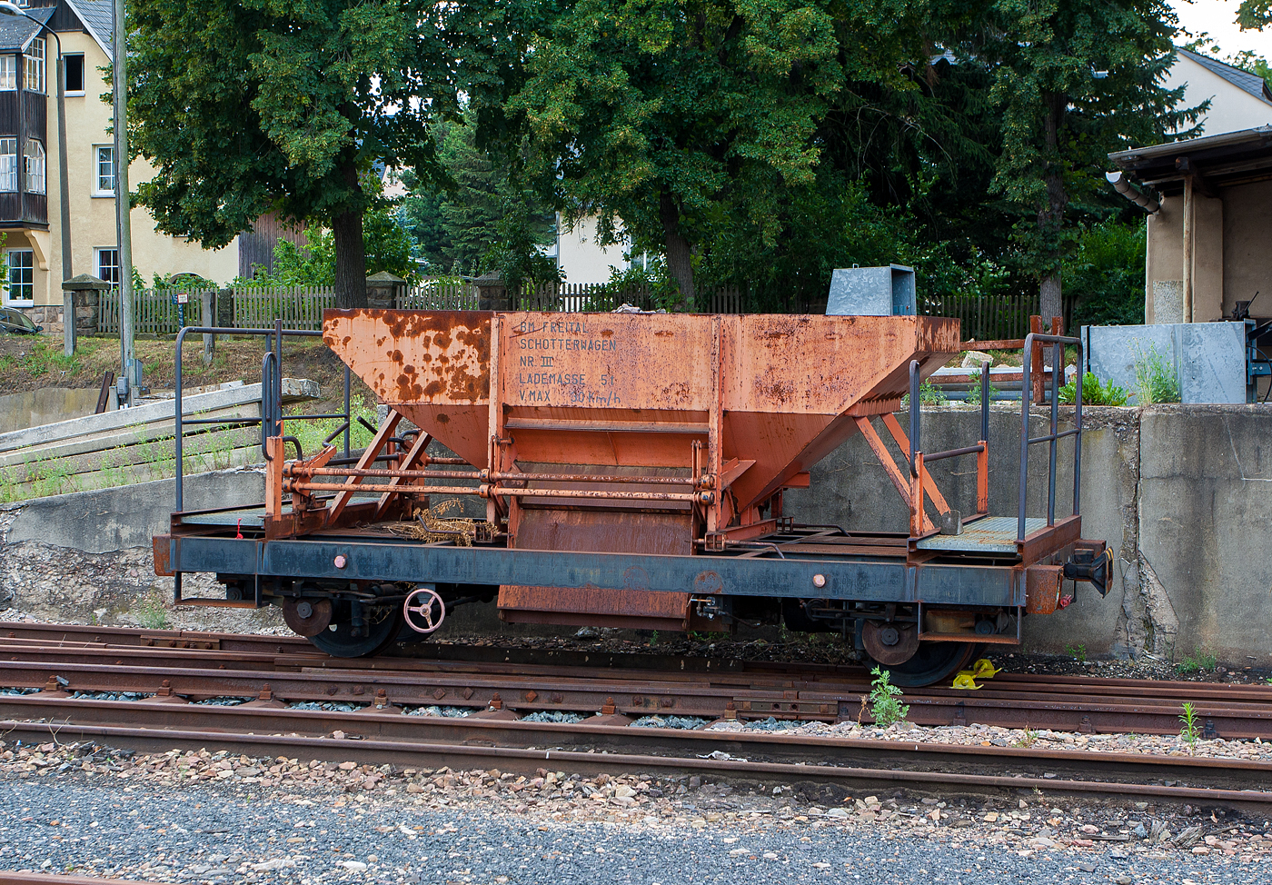 Zweiachsiger BM Freital Schotterwagen Nr. III (750mm-Schmalspur, Ladegewicht 5 t, V max. 30km/h) abgestellt am 26 August 2013 beim Bahnhof Dippoldiswalde der Weißeritztalbahn.