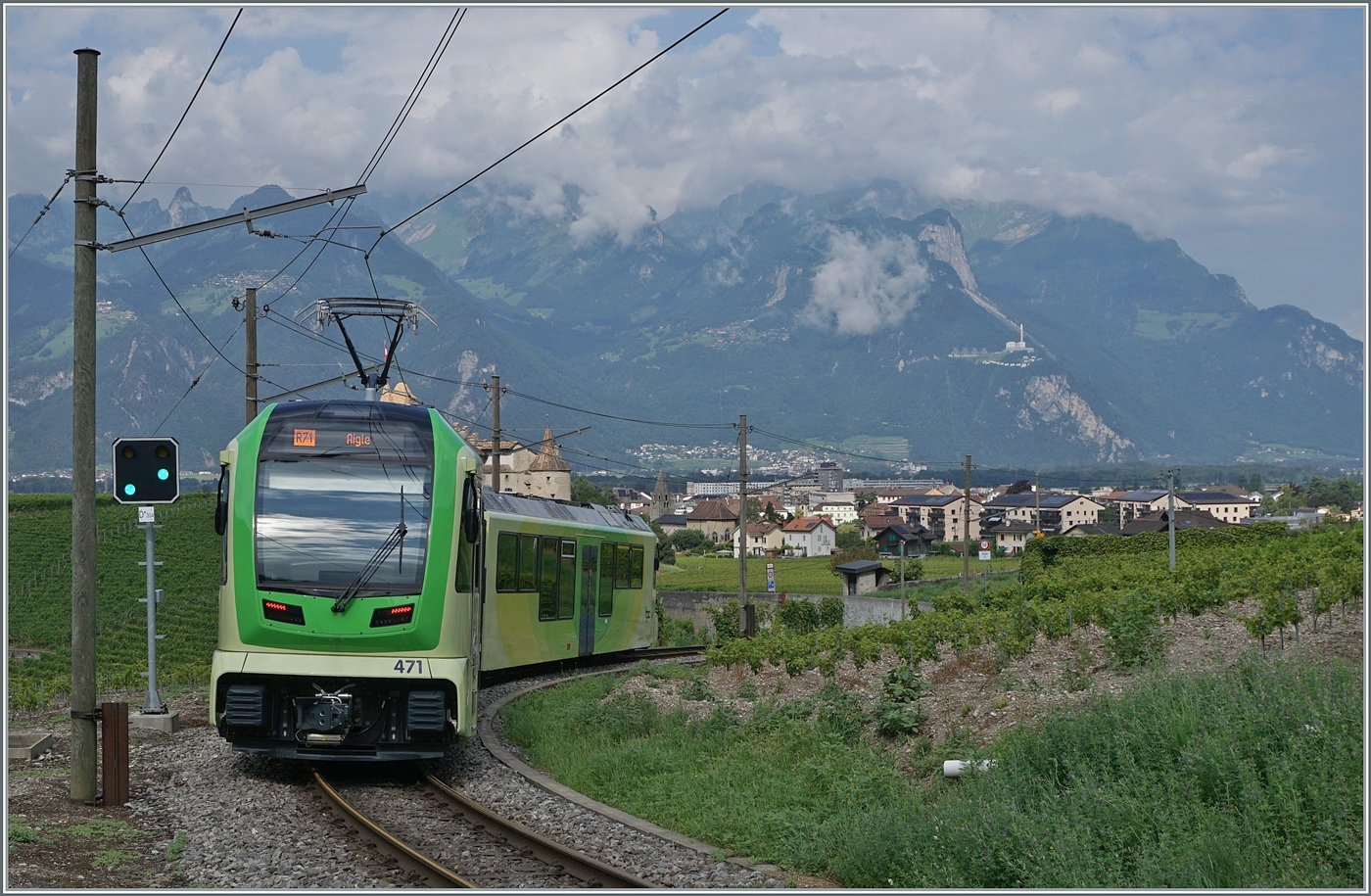 Zwischen den Rebstöcken ist der TPC ASD ABe 4/8 471 oberhalb von Aigle auf dem Weg nach Aigle und verdeckt aus dieser Position heraus leider das Schloss von Aigle.  

3. Aug. 2024