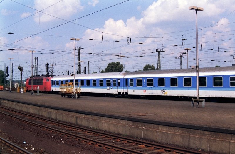 103 mit InterRegio Zug in Hamm (Westfalen) 29-05-1993. 