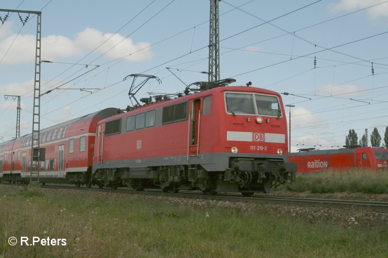 111 219-2  zieht ein RE Mnchen an Regensburg Ost. 13.09.07