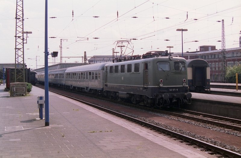 141 171 mit Silberlingen, Mnster Hbf 04-08-1992.