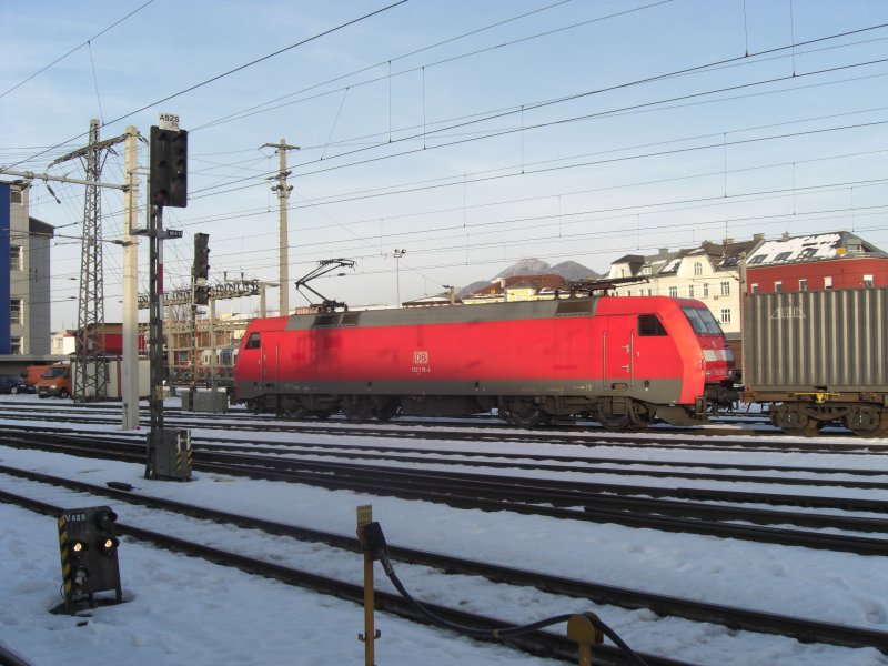 152 119-4 jetzt mit Containerzug bei der Ausfahrt des Salzburger
Hauptbahnhofes am 25. Februar 2009
