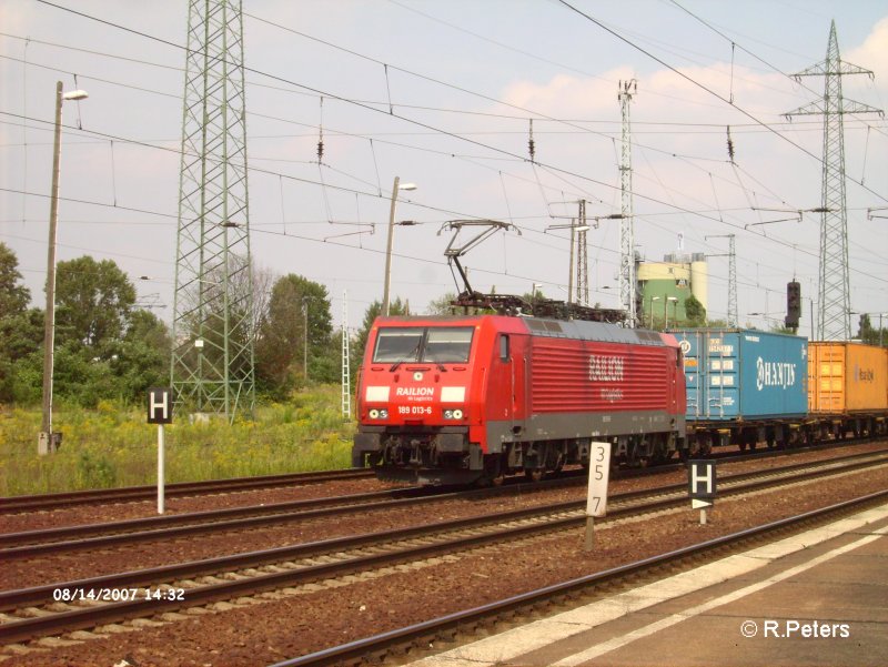 189 013-6 durchfhrt Berlin-Schnefeld mit einen Containerzug. 14.08.07