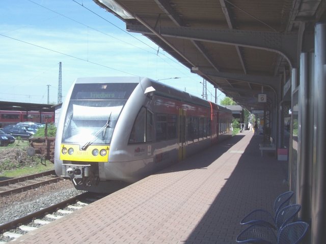 509 111 / 646 411 der Hessische Landesbahn (HLB) mit dem Regio nach Friedberg (Hanau, 15.04.2007)