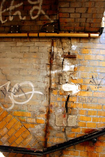 Angesichts offener Kabel und Risse in den W�nden, hier eine Zugangstreppe, wird es wirklich Zeit. Sein Alter von �ber 125 Jahren und diversen  Besitzern  sieht man dem Bahnhof leider an (Baustelle Berlin Ostkreuz, 10.05.2009).