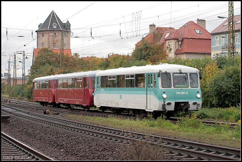 Auch die  Ferkeltaxen , unter anderem 772 367-9, holten ihre Fahrg�ste im Bahnhof ab um dann nach Reuth zu fahren (Eisenbahnfest zum Weimarer Zwiebelmarkt, 10.10.2009)