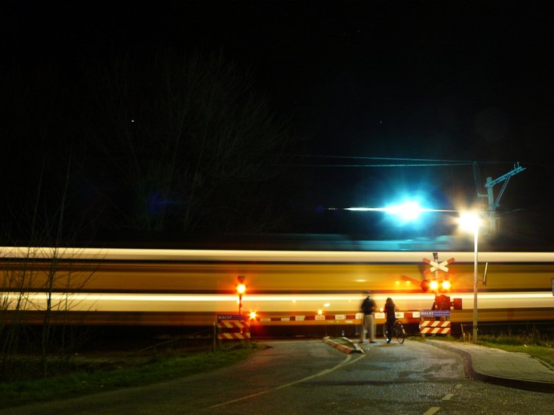 Bahnbergang in Leiden bei Nacht 21-03-2009. 