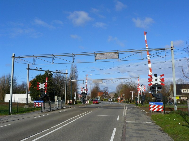 Bahnbergang Rijkstraatweg Sassenheim. Eisenbahnstrecke Leiden-Haarlem. Fotografiert 29-03-2009.